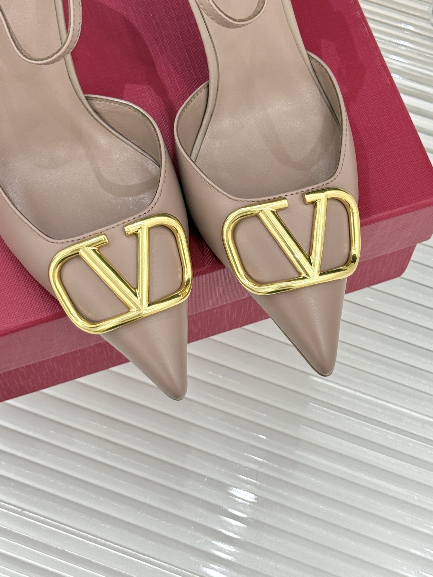 Valentino/华伦天奴26WF早春新品大V扣尖头高跟中空凉鞋以春夏系列「Fireflies」光影灵