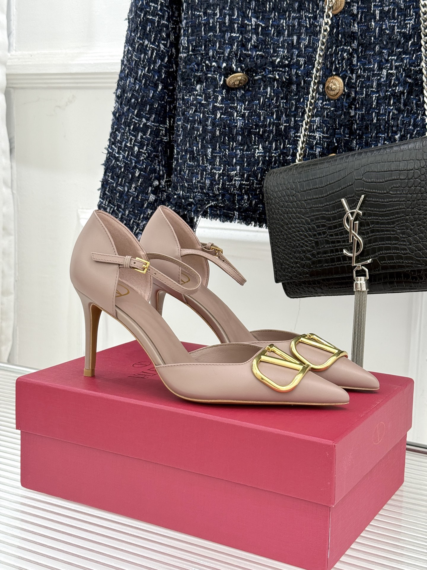 Valentino/华伦天奴26WF早春新品大V扣尖头高跟中空凉鞋以春夏系列「Fireflies」光影灵