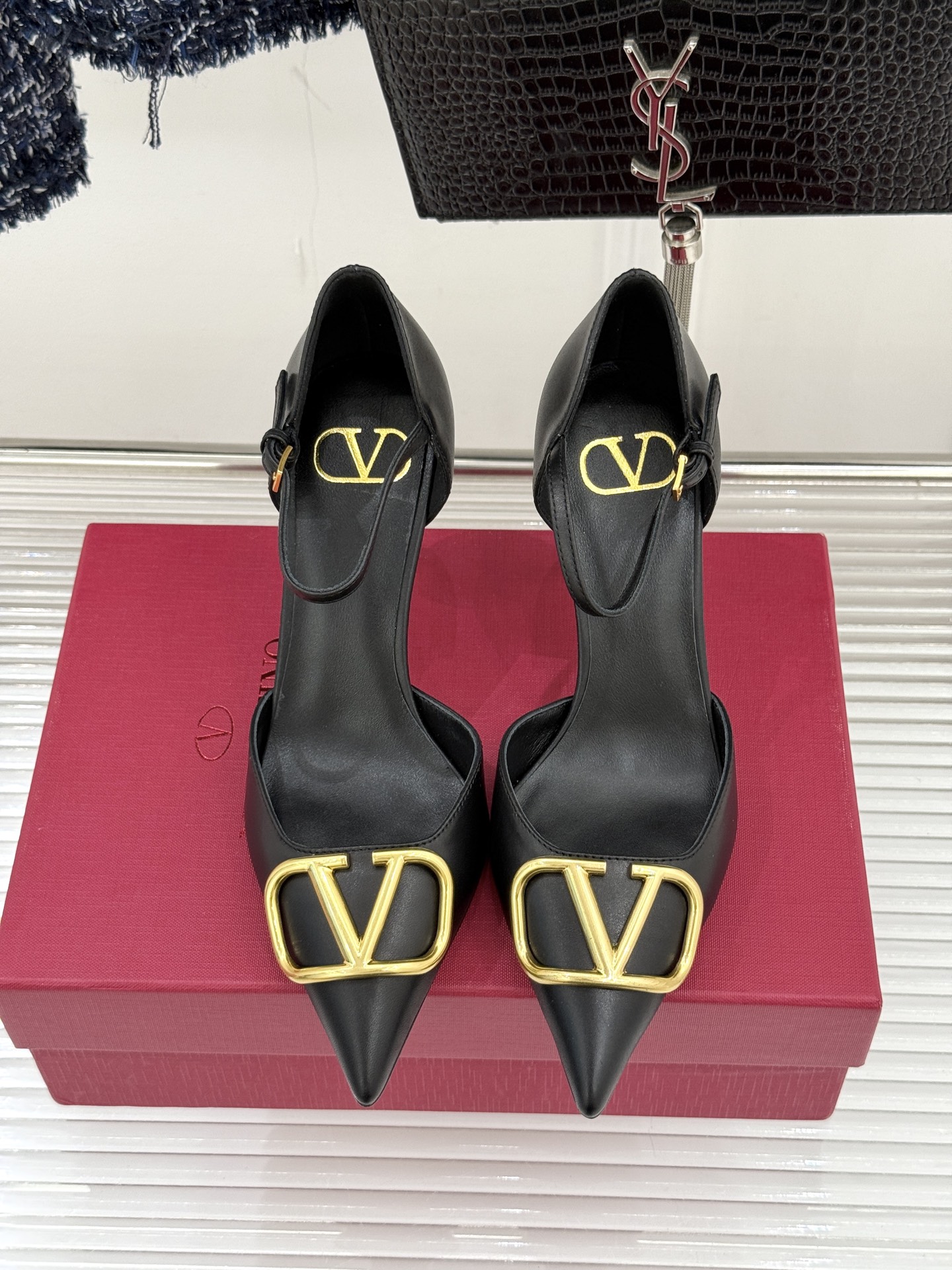 Valentino/华伦天奴26WF早春新品大V扣尖头高跟中空凉鞋以春夏系列「Fireflies」光影灵