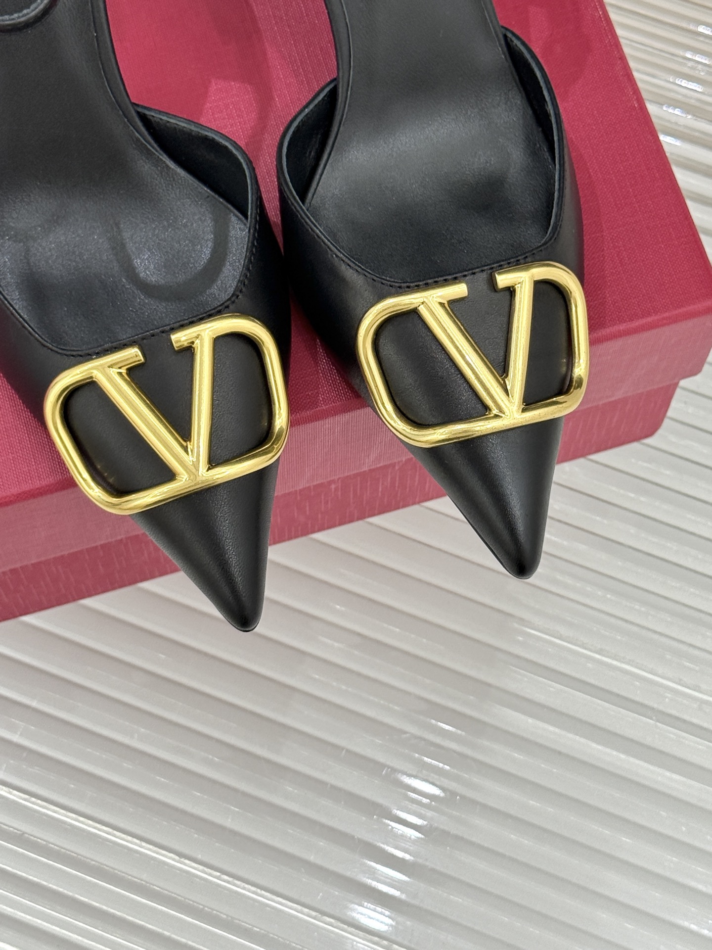 Valentino/华伦天奴26WF早春新品大V扣尖头高跟中空凉鞋以春夏系列「Fireflies」光影灵