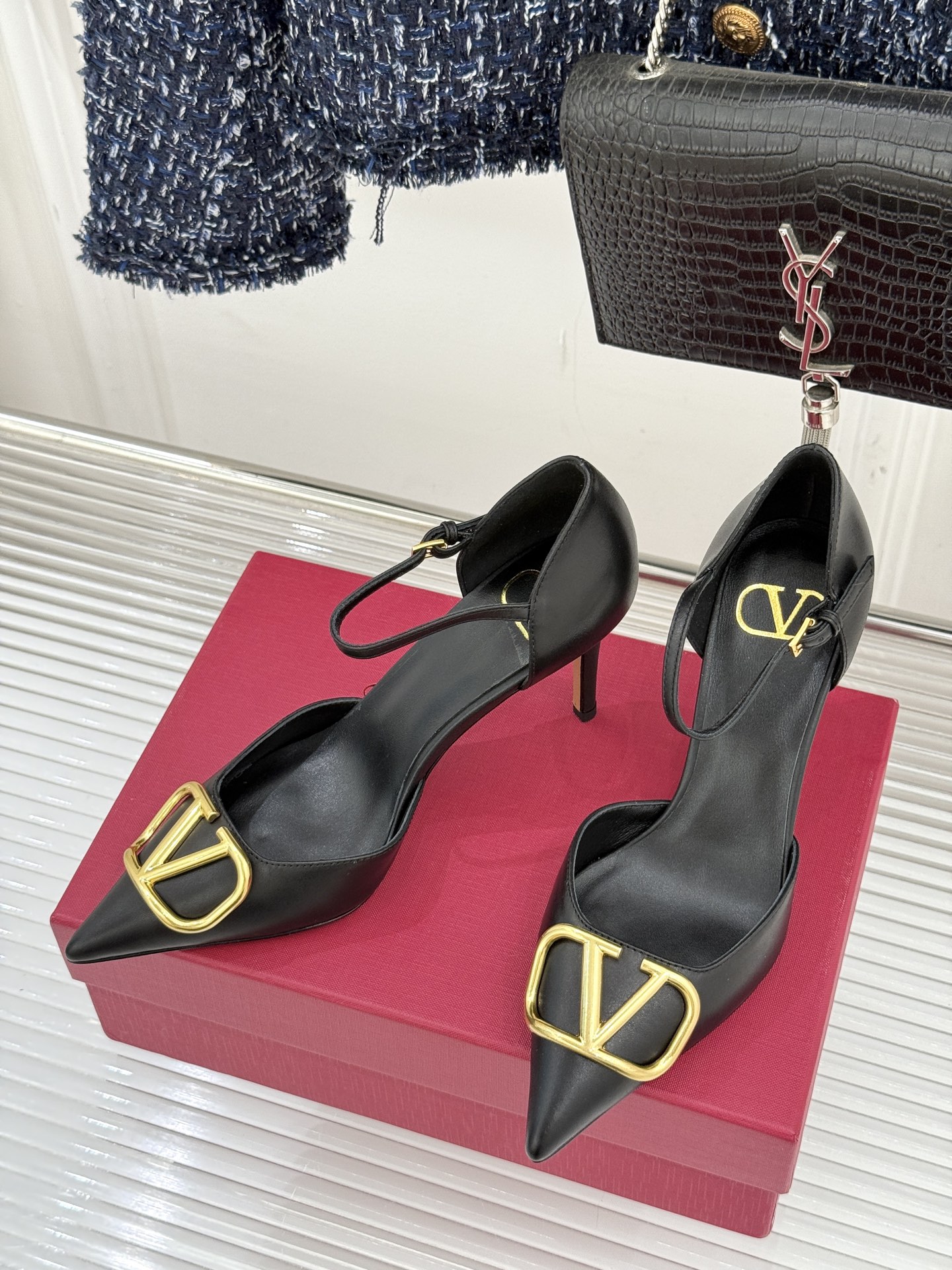 Valentino/华伦天奴26WF早春新品大V扣尖头高跟中空凉鞋以春夏系列「Fireflies」光影灵