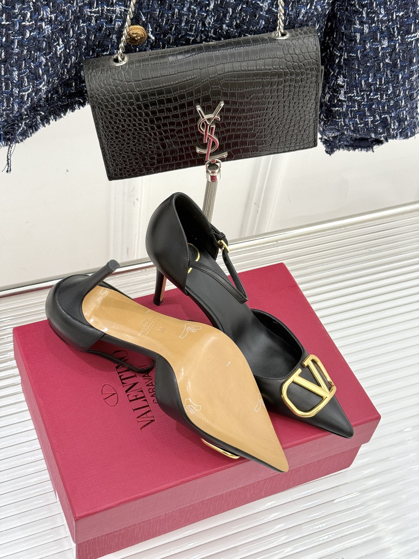 Valentino/华伦天奴26WF早春新品大V扣尖头高跟中空凉鞋以春夏系列「Fireflies」光影灵