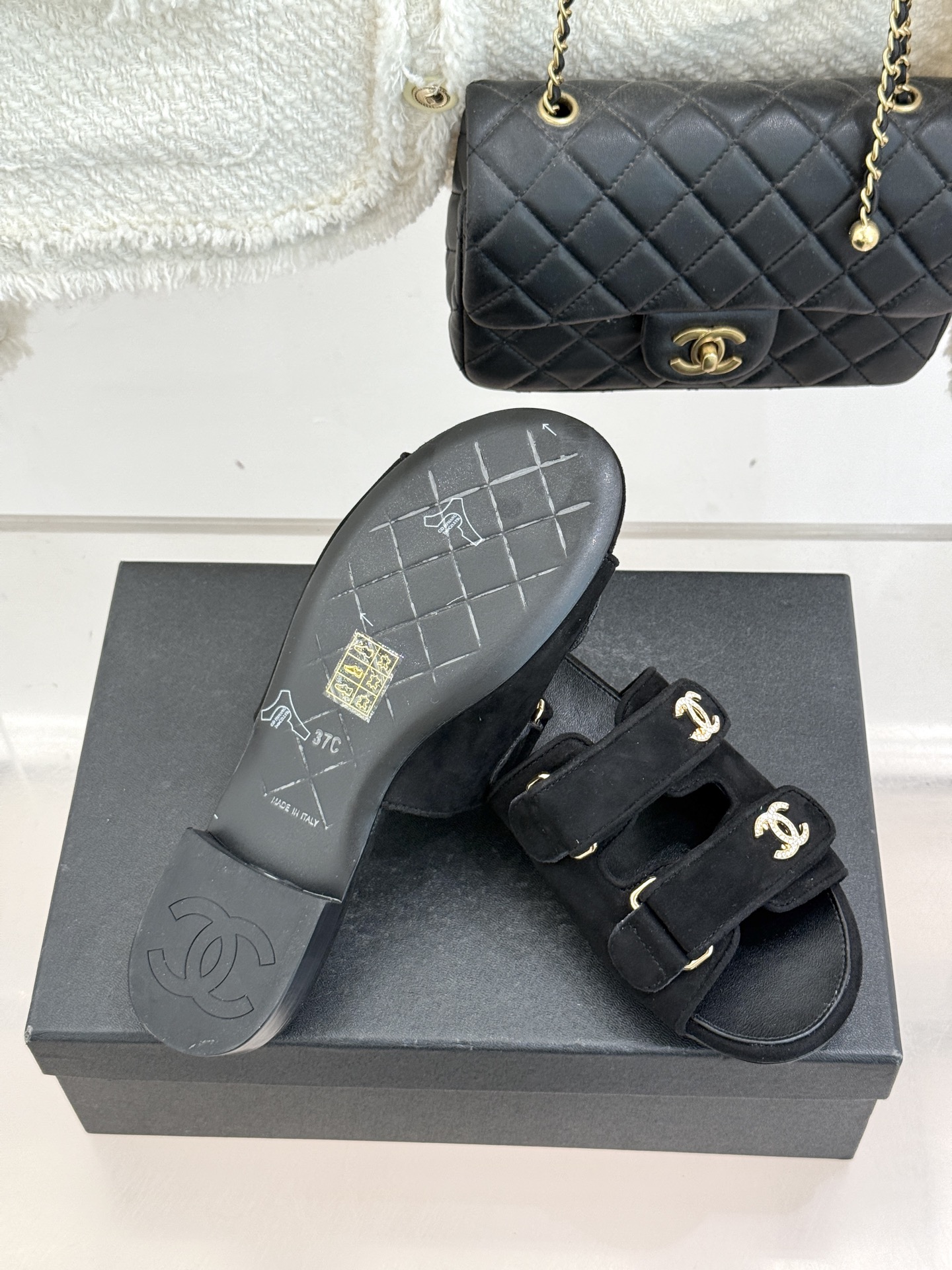 CHANE*｜小香26C双C书包扣魔术贴拖鞋当26C系列将经典基因揉进日常松弛感这双拖鞋便成了法式优雅的