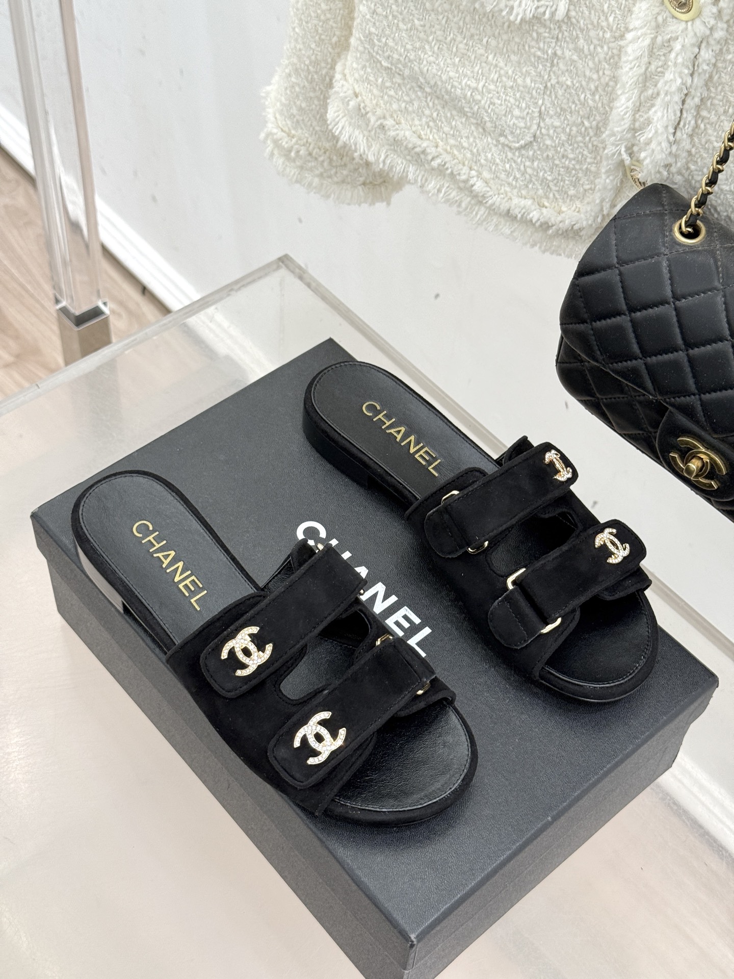 CHANE*｜小香26C双C书包扣魔术贴拖鞋当26C系列将经典基因揉进日常松弛感这双拖鞋便成了法式优雅的