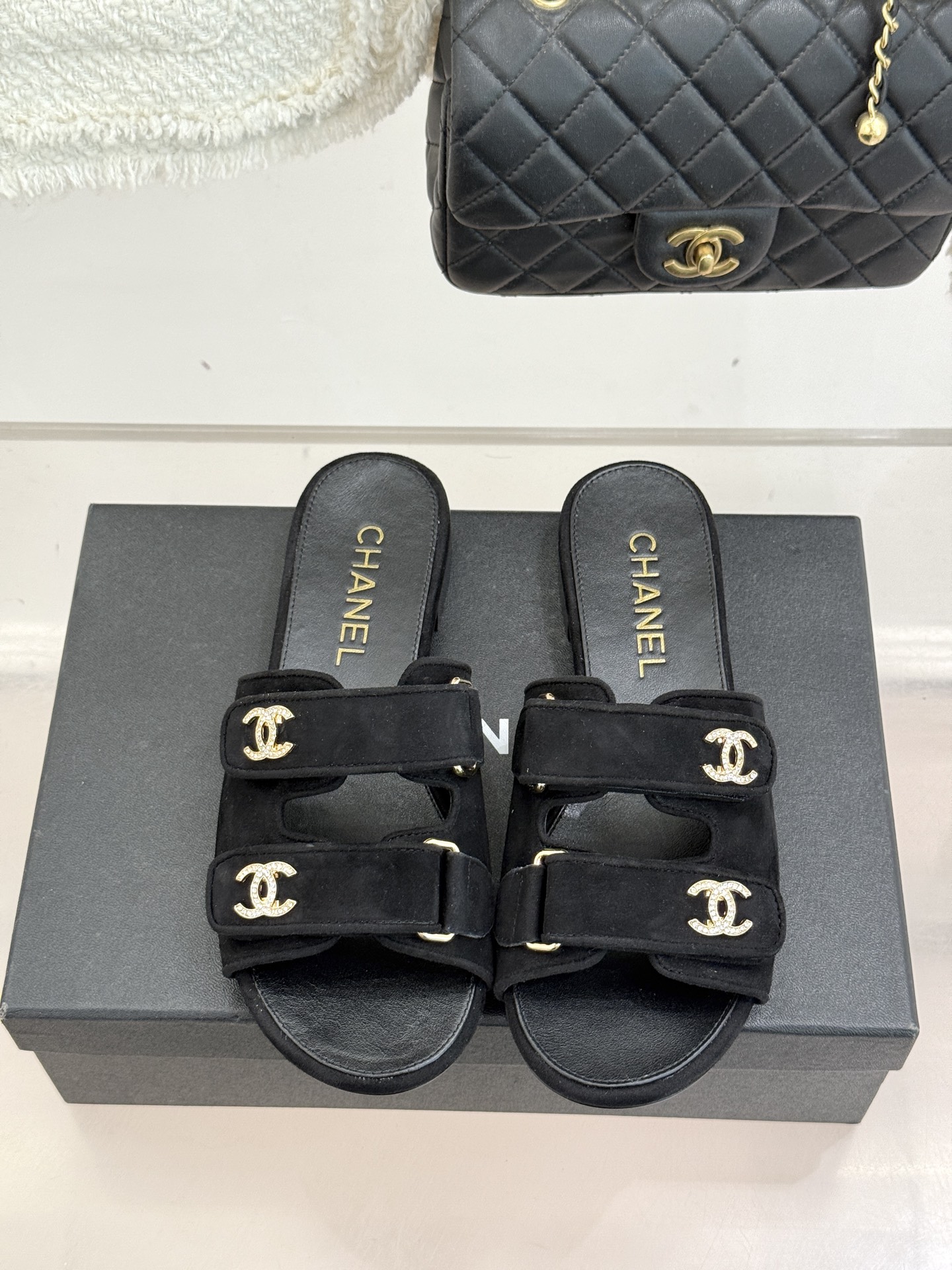 CHANE*｜小香26C双C书包扣魔术贴拖鞋当26C系列将经典基因揉进日常松弛感这双拖鞋便成了法式优雅的