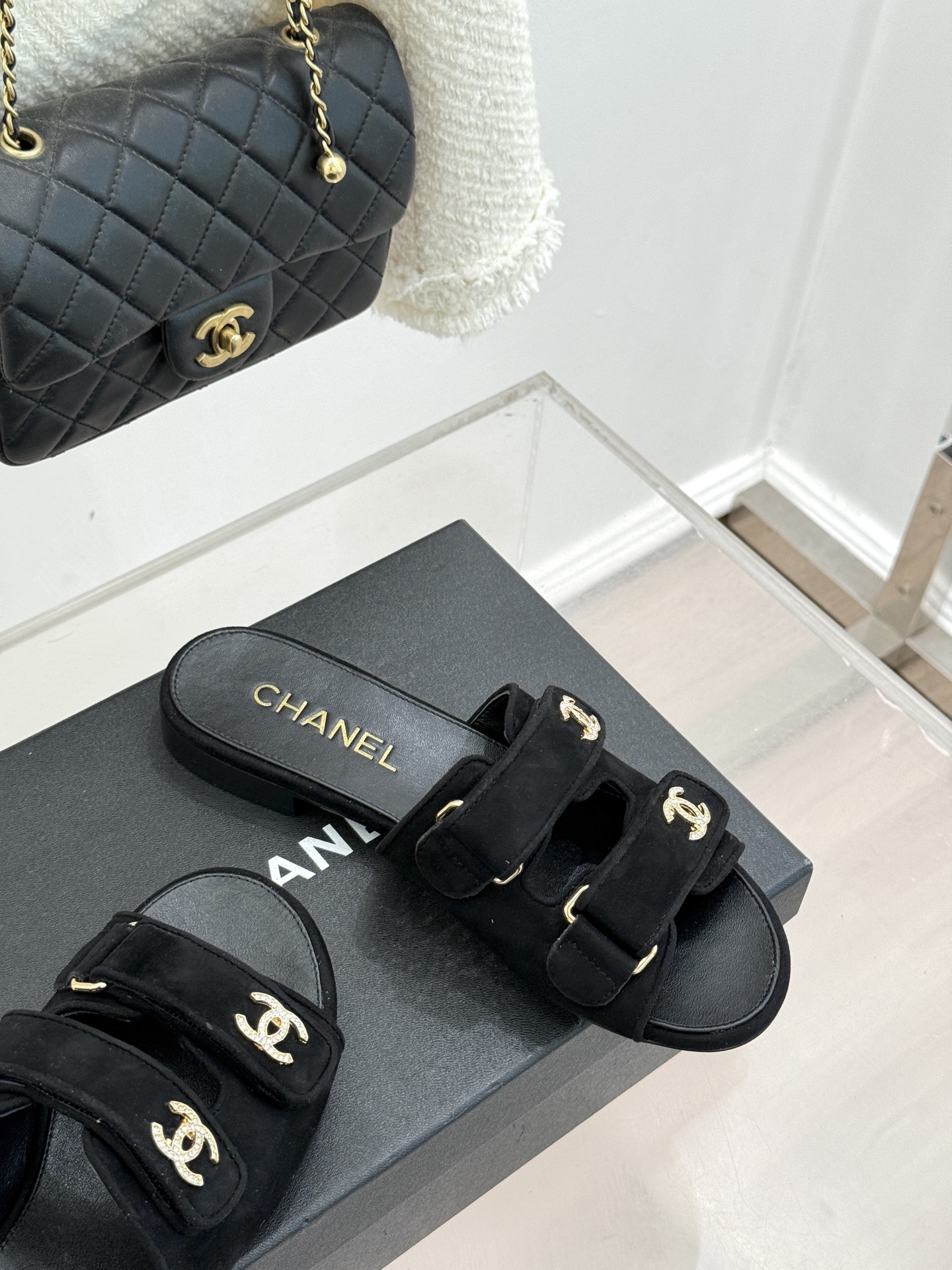 CHANE*｜小香26C双C书包扣魔术贴拖鞋当26C系列将经典基因揉进日常松弛感这双拖鞋便成了法式优雅的