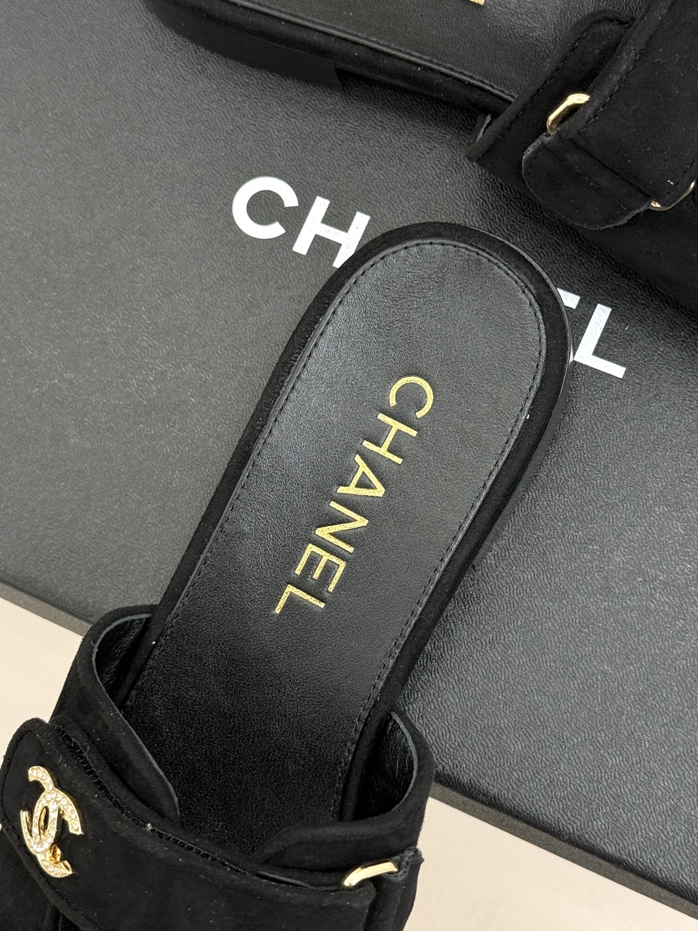 CHANE*｜小香26C双C书包扣魔术贴拖鞋当26C系列将经典基因揉进日常松弛感这双拖鞋便成了法式优雅的