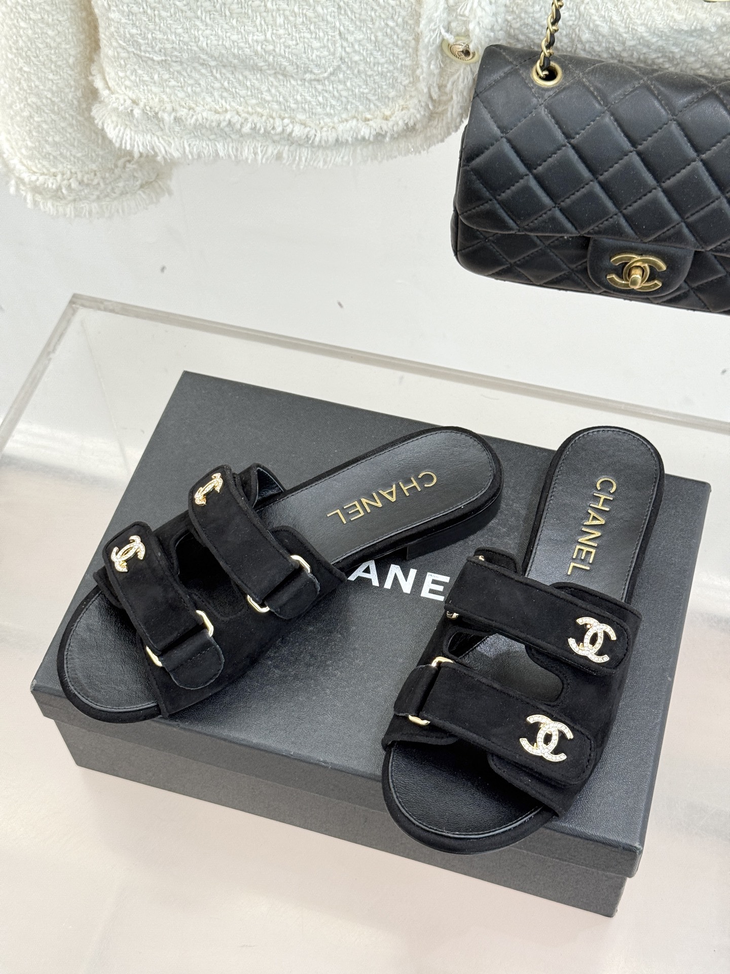 CHANE*｜小香26C双C书包扣魔术贴拖鞋当26C系列将经典基因揉进日常松弛感这双拖鞋便成了法式优雅的