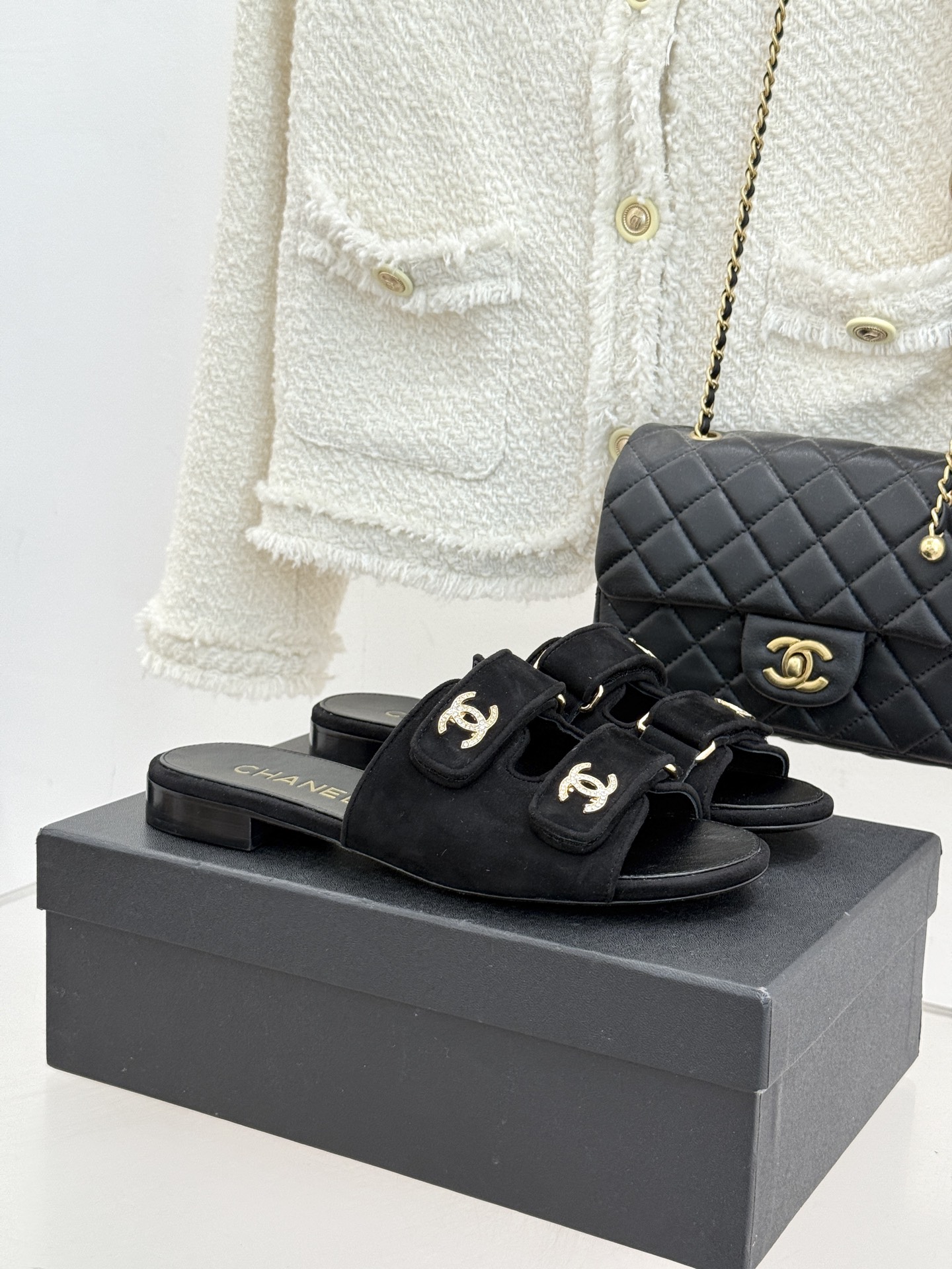 CHANE*｜小香26C双C书包扣魔术贴拖鞋当26C系列将经典基因揉进日常松弛感这双拖鞋便成了法式优雅的