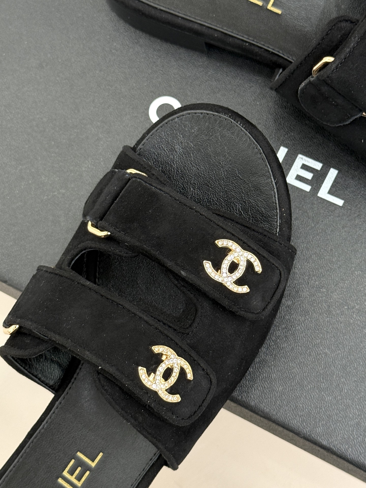 CHANE*｜小香26C双C书包扣魔术贴拖鞋当26C系列将经典基因揉进日常松弛感这双拖鞋便成了法式优雅的