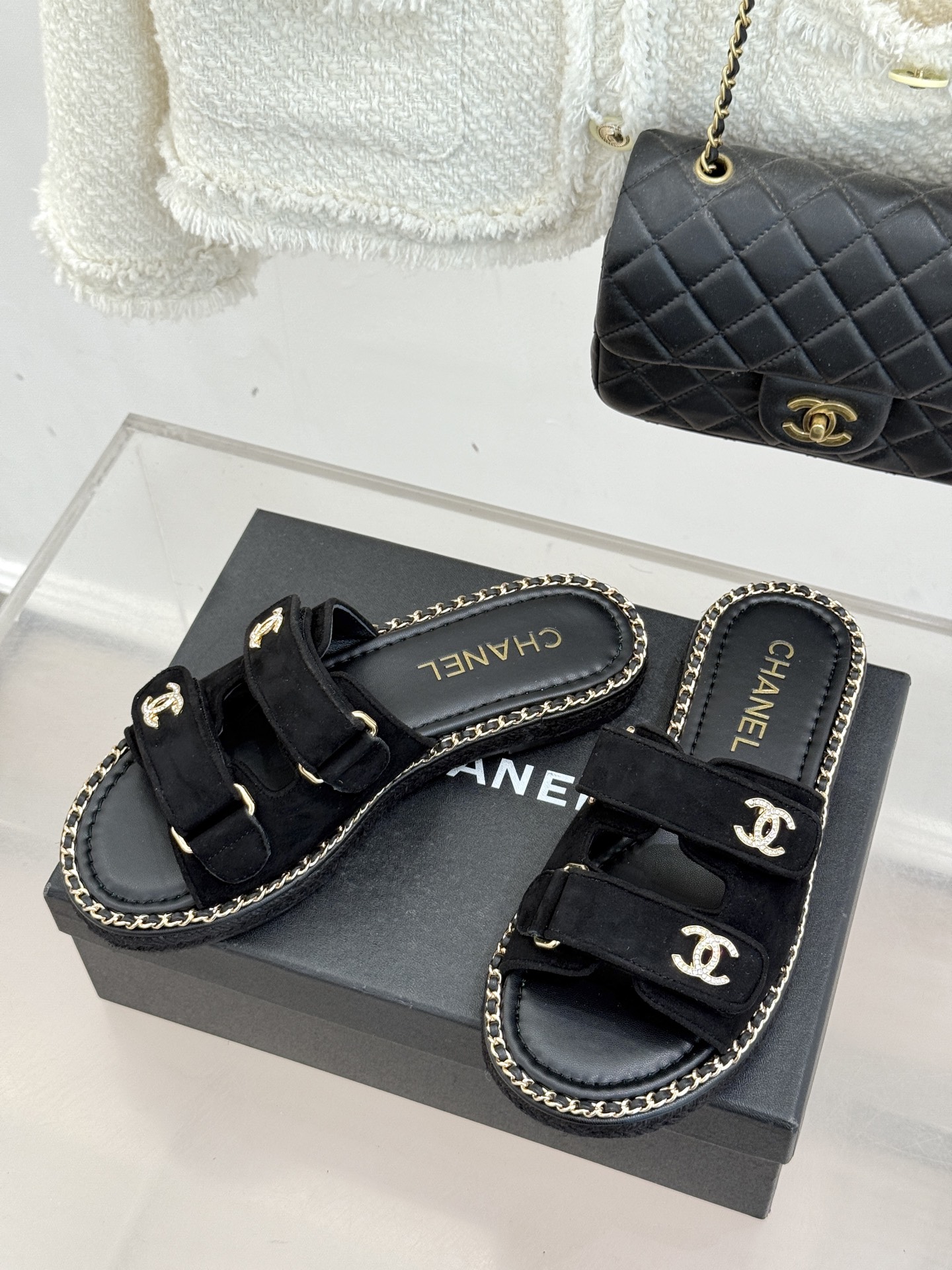 CHANE*｜小香26C双C书包扣魔术贴拖鞋当26C系列将经典基因揉进日常松弛感这双拖鞋便成了法式优雅的