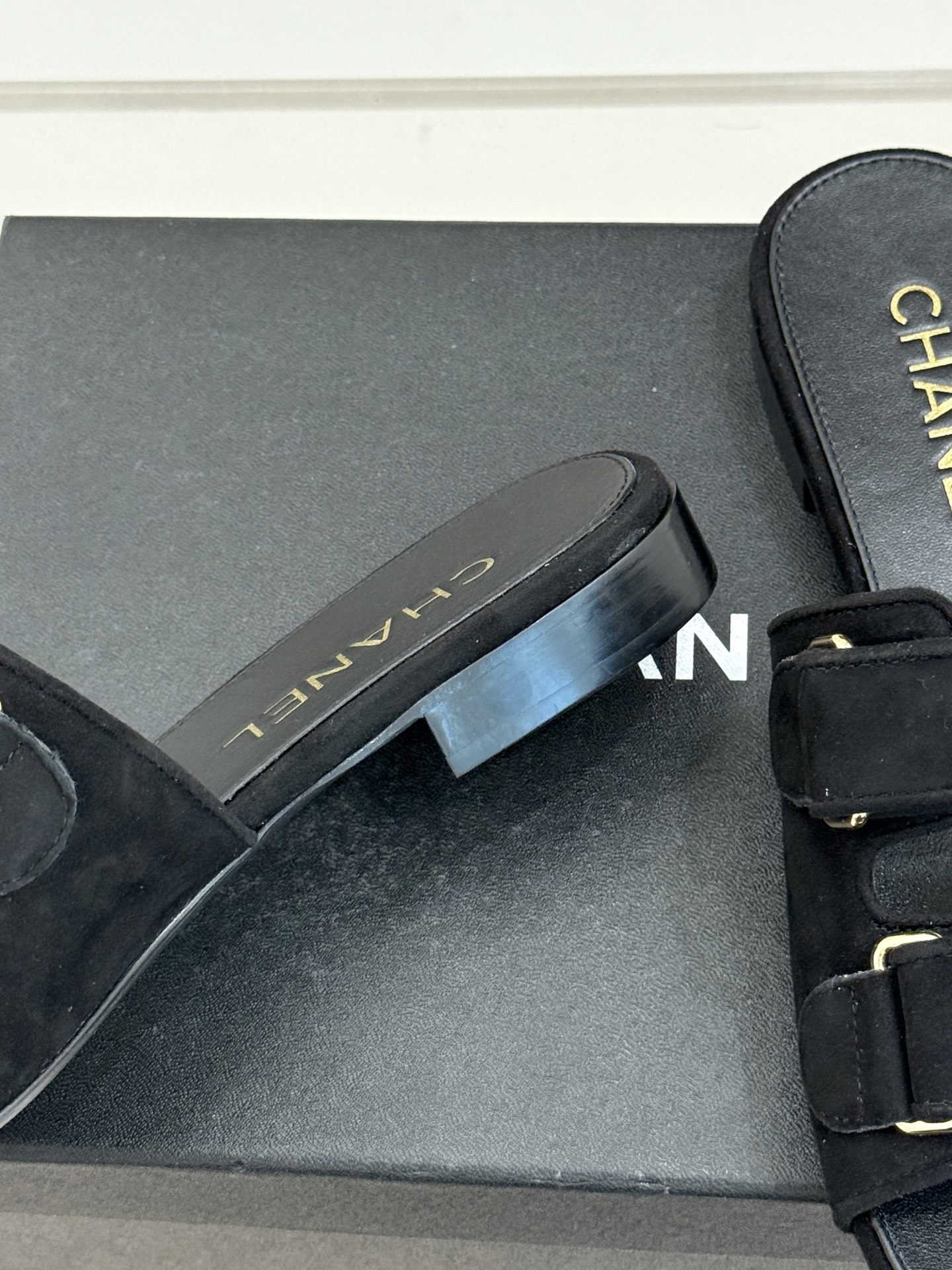 CHANE*｜小香26C双C书包扣魔术贴拖鞋当26C系列将经典基因揉进日常松弛感这双拖鞋便成了法式优雅的