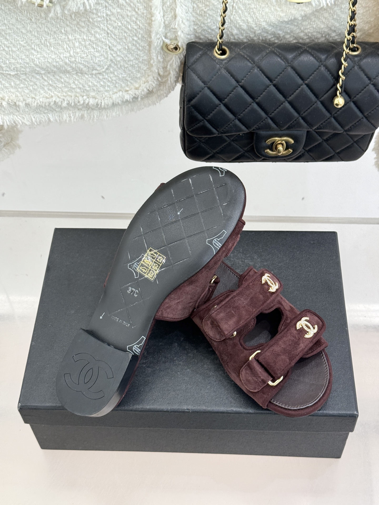 CHANE*｜小香26C双C书包扣魔术贴拖鞋当26C系列将经典基因揉进日常松弛感这双拖鞋便成了法式优雅的