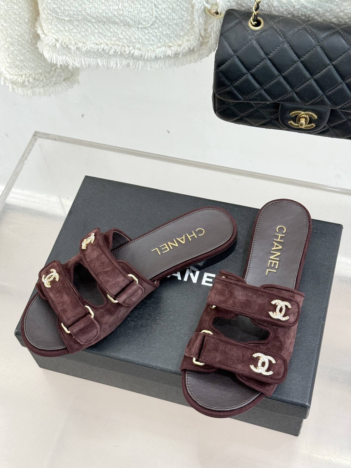 CHANE*｜小香26C双C书包扣魔术贴拖鞋当26C系列将经典基因揉进日常松弛感这双拖鞋便成了法式优雅的