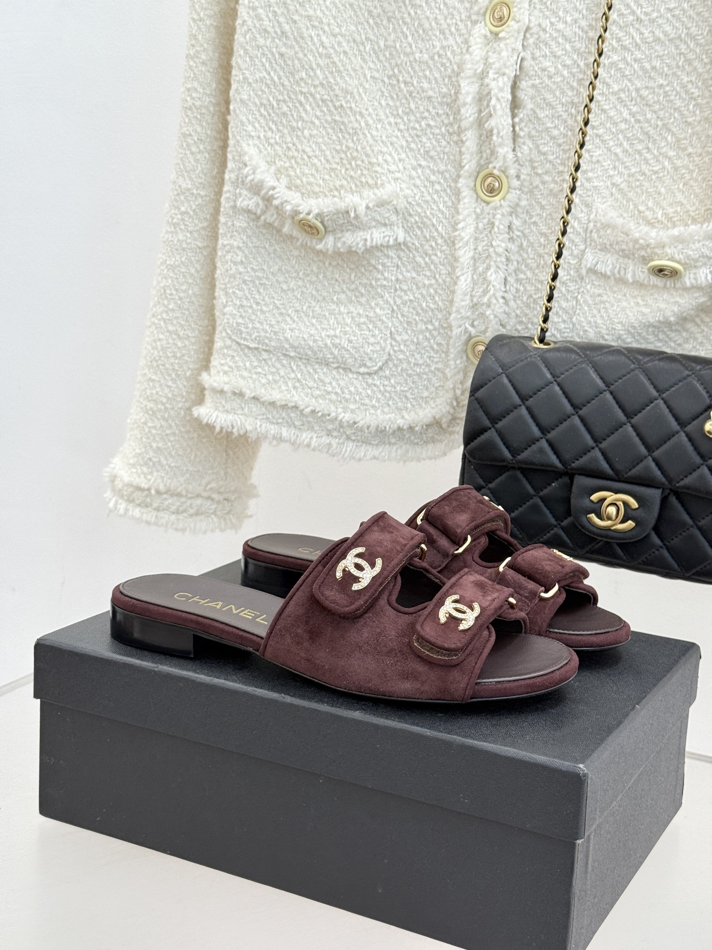 CHANE*｜小香26C双C书包扣魔术贴拖鞋当26C系列将经典基因揉进日常松弛感这双拖鞋便成了法式优雅的