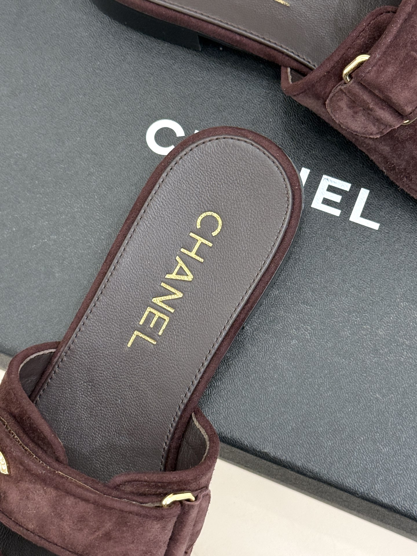 CHANE*｜小香26C双C书包扣魔术贴拖鞋当26C系列将经典基因揉进日常松弛感这双拖鞋便成了法式优雅的