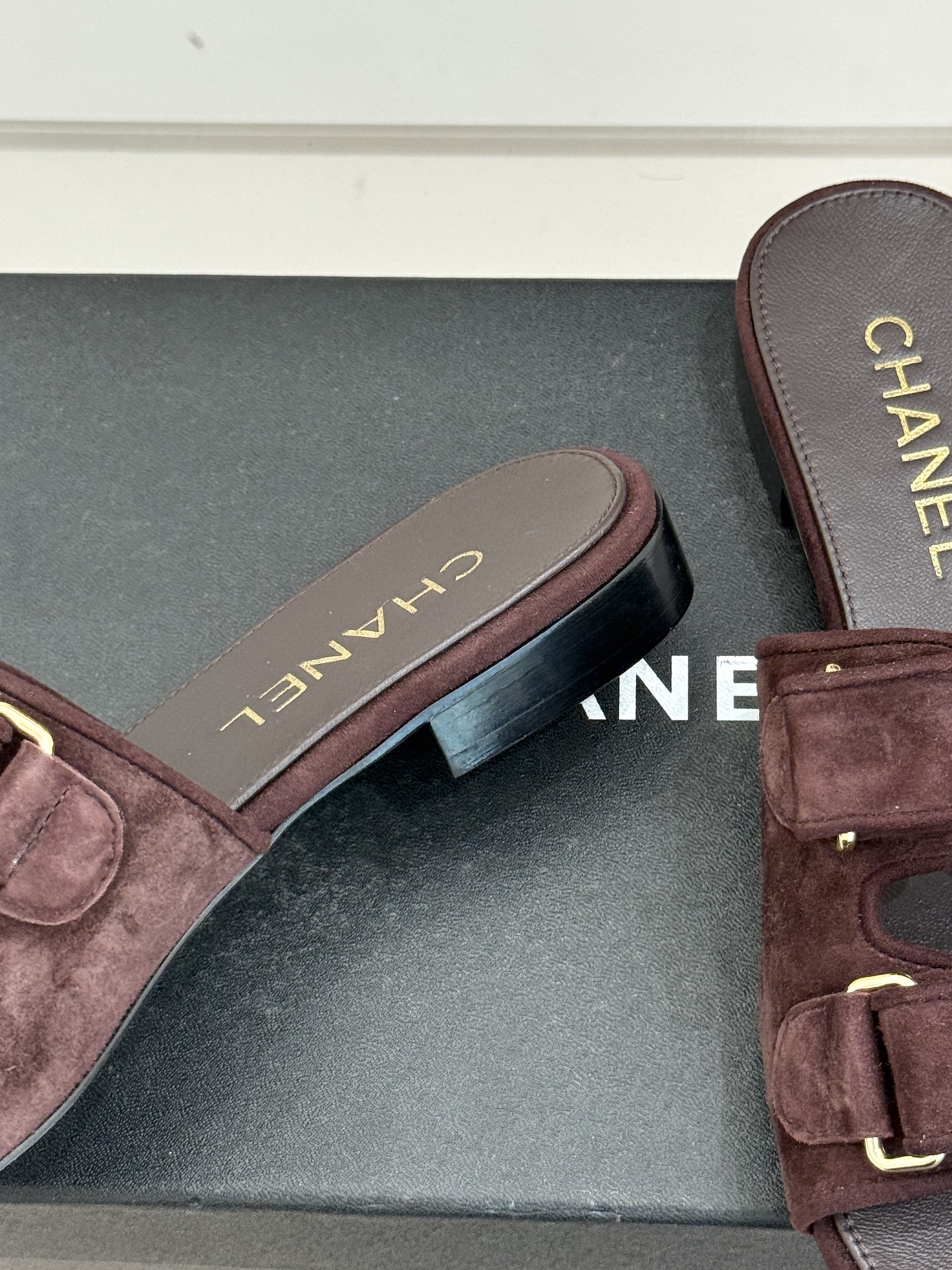 CHANE*｜小香26C双C书包扣魔术贴拖鞋当26C系列将经典基因揉进日常松弛感这双拖鞋便成了法式优雅的