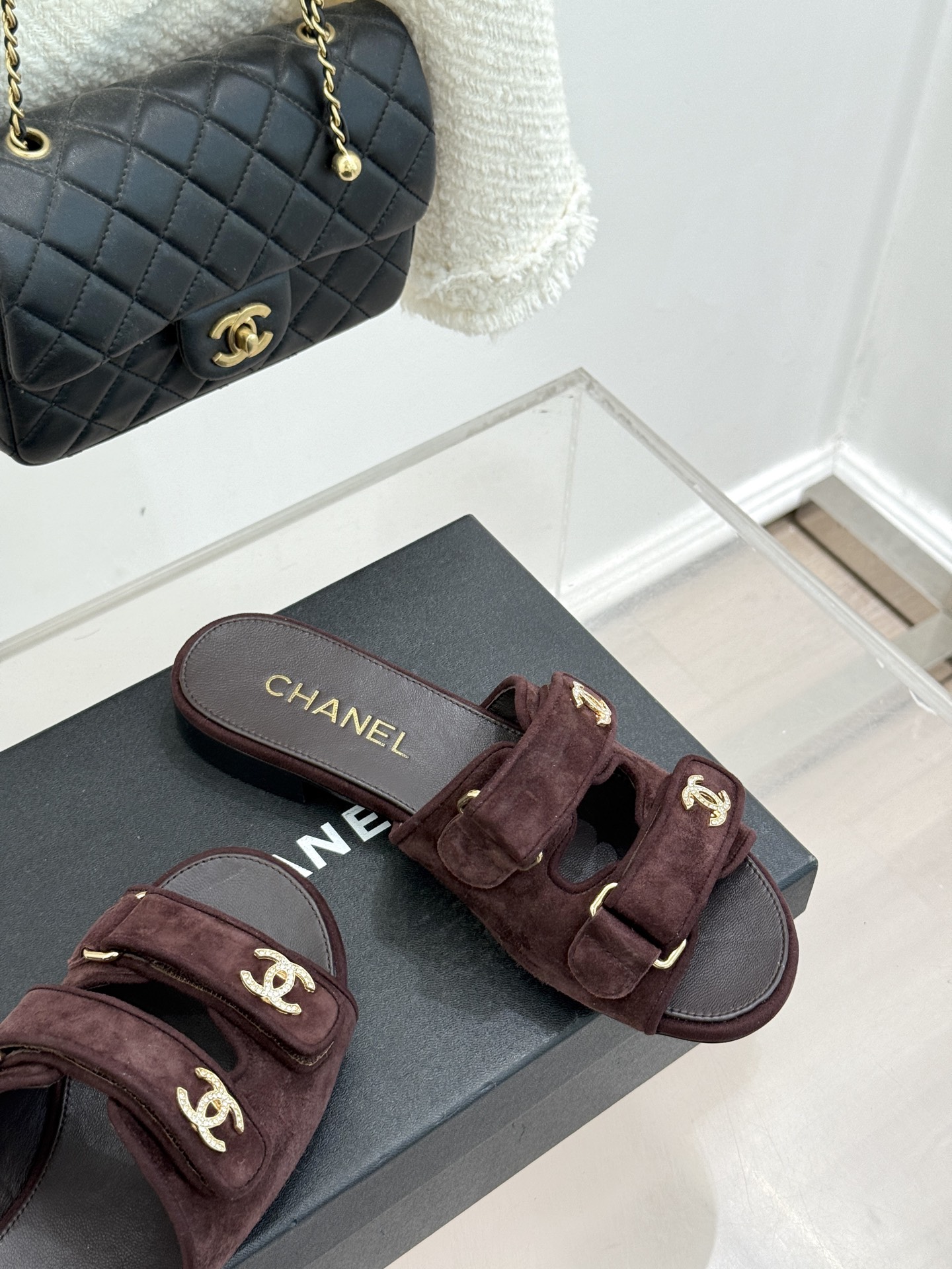 CHANE*｜小香26C双C书包扣魔术贴拖鞋当26C系列将经典基因揉进日常松弛感这双拖鞋便成了法式优雅的