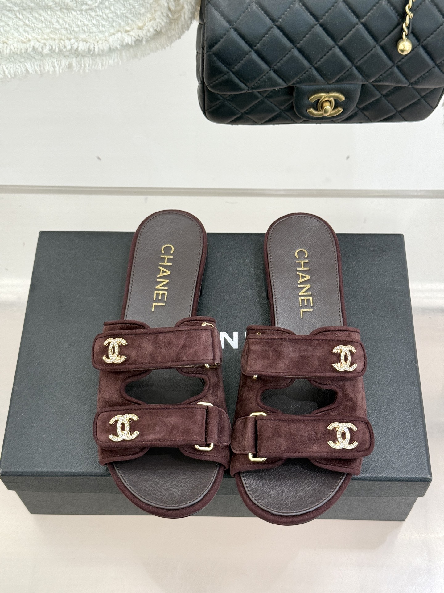 CHANE*｜小香26C双C书包扣魔术贴拖鞋当26C系列将经典基因揉进日常松弛感这双拖鞋便成了法式优雅的