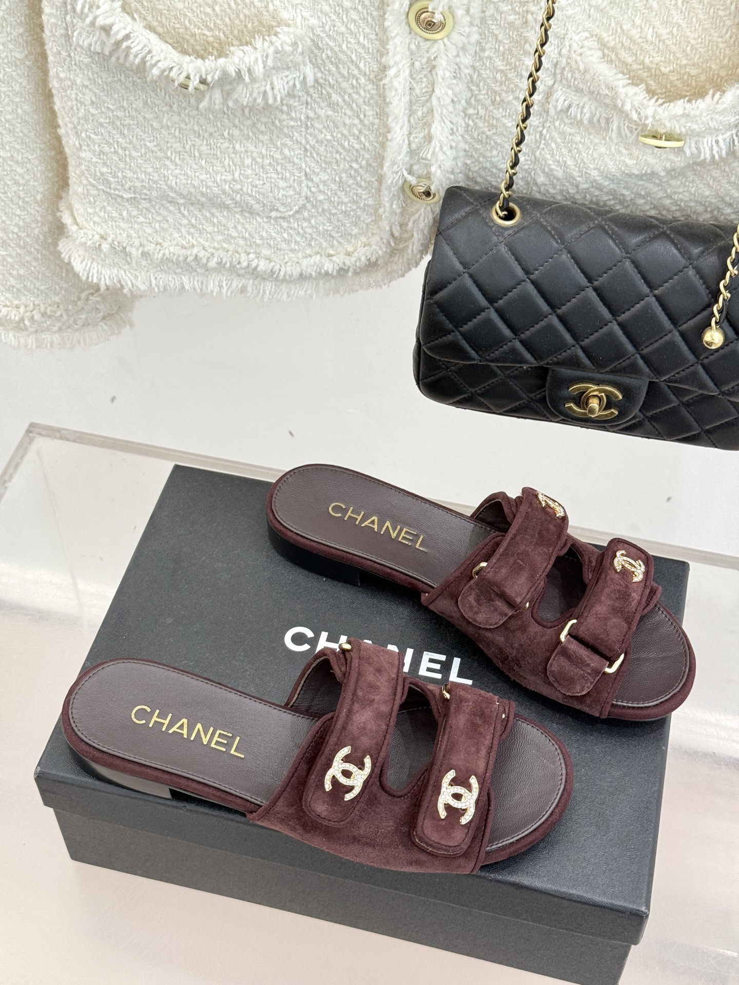 CHANE*｜小香26C双C书包扣魔术贴拖鞋当26C系列将经典基因揉进日常松弛感这双拖鞋便成了法式优雅的