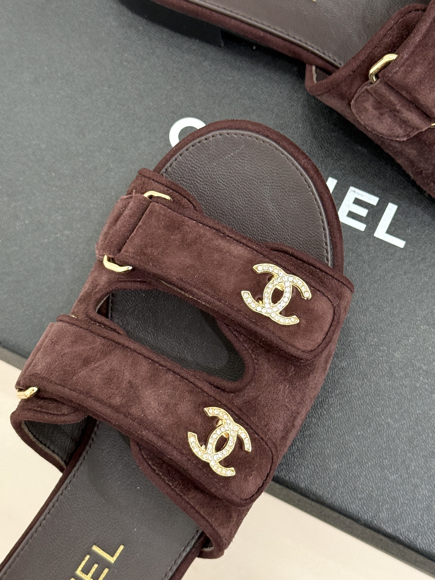 CHANE*｜小香26C双C书包扣魔术贴拖鞋当26C系列将经典基因揉进日常松弛感这双拖鞋便成了法式优雅的