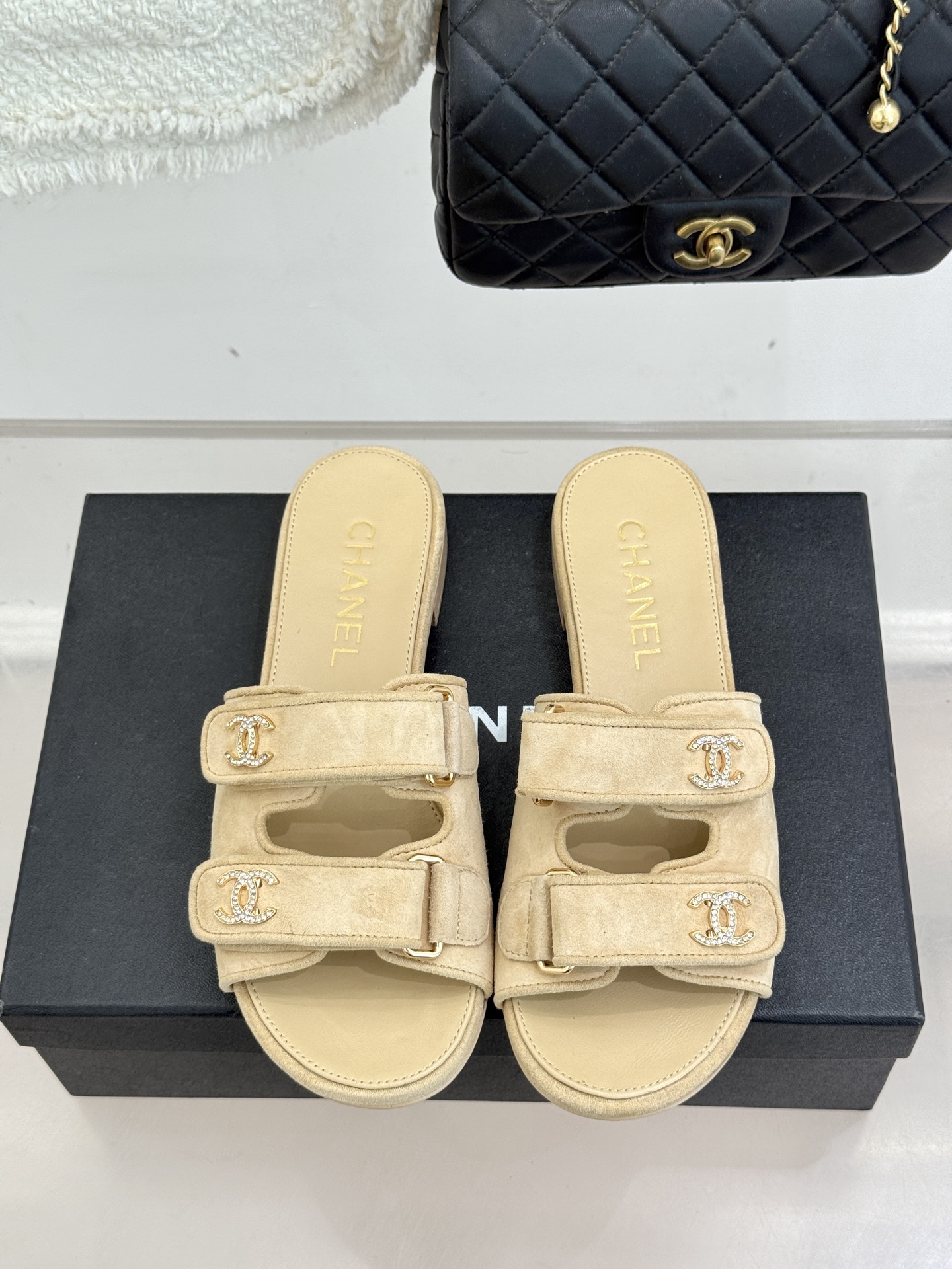 CHANE*｜小香26C双C书包扣魔术贴拖鞋当26C系列将经典基因揉进日常松弛感这双拖鞋便成了法式优雅的