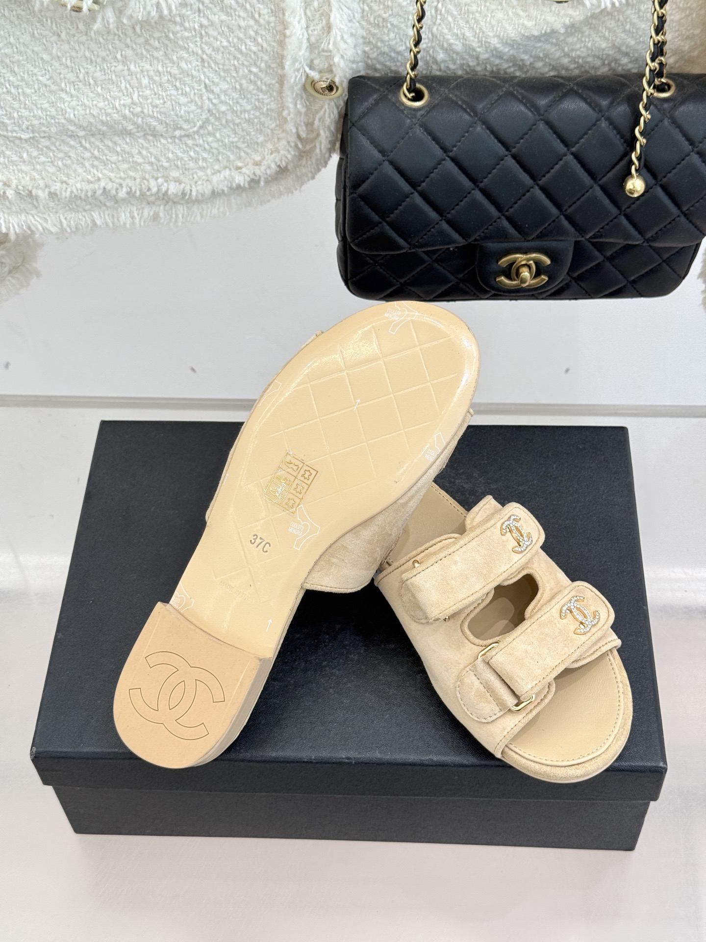 CHANE*｜小香26C双C书包扣魔术贴拖鞋当26C系列将经典基因揉进日常松弛感这双拖鞋便成了法式优雅的