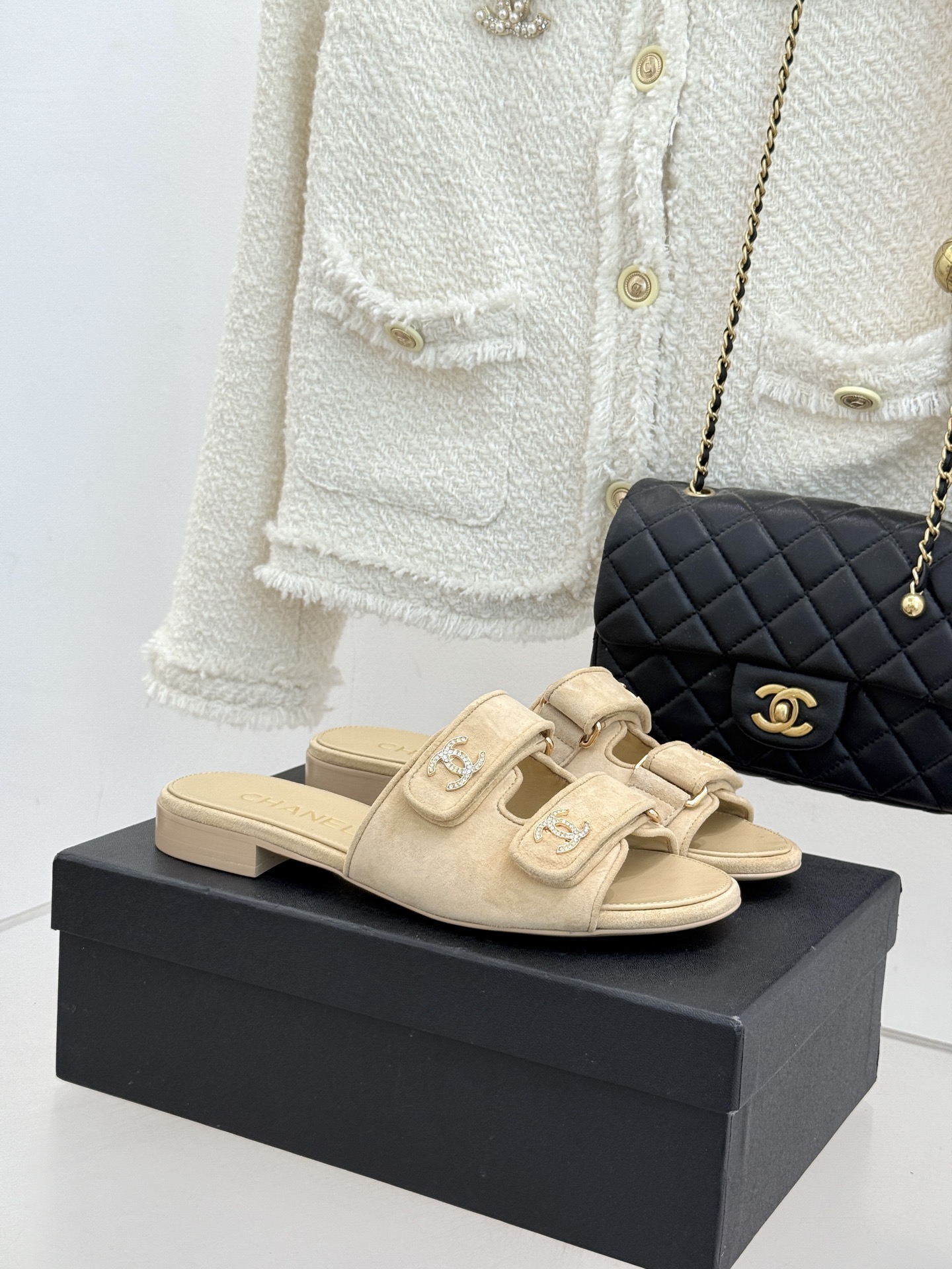 CHANE*｜小香26C双C书包扣魔术贴拖鞋当26C系列将经典基因揉进日常松弛感这双拖鞋便成了法式优雅的