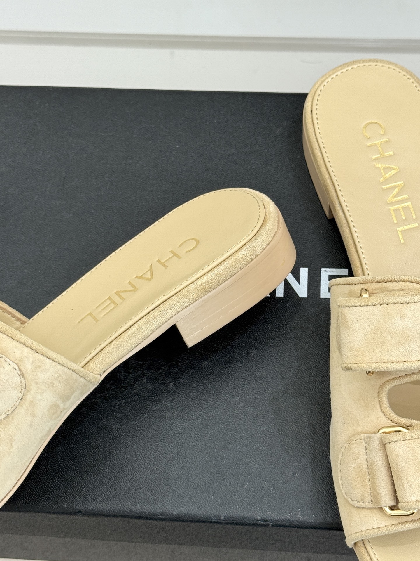 CHANE*｜小香26C双C书包扣魔术贴拖鞋当26C系列将经典基因揉进日常松弛感这双拖鞋便成了法式优雅的