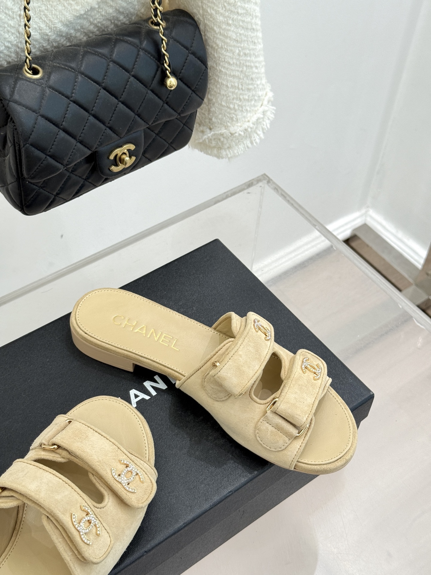 CHANE*｜小香26C双C书包扣魔术贴拖鞋当26C系列将经典基因揉进日常松弛感这双拖鞋便成了法式优雅的