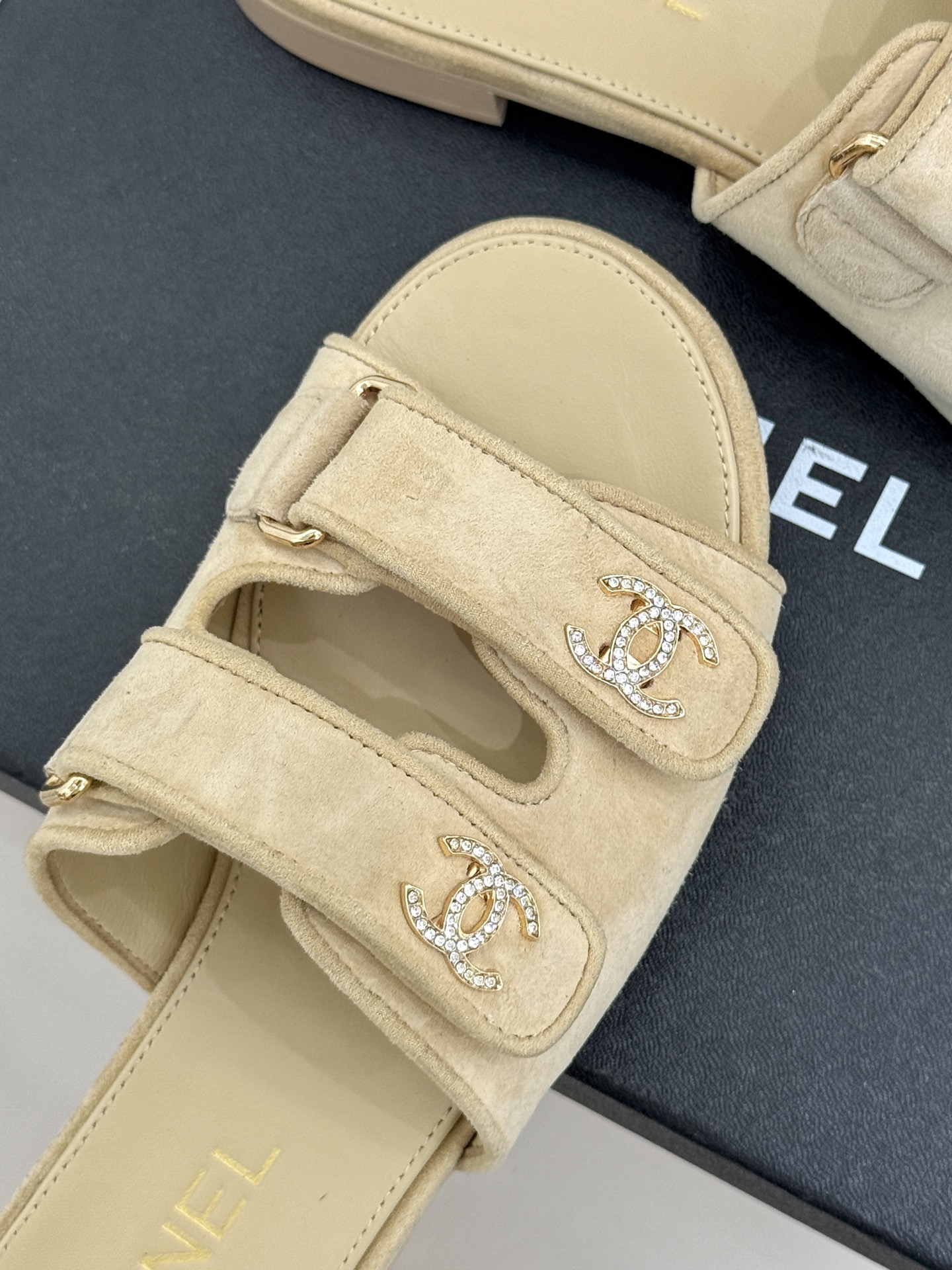 CHANE*｜小香26C双C书包扣魔术贴拖鞋当26C系列将经典基因揉进日常松弛感这双拖鞋便成了法式优雅的