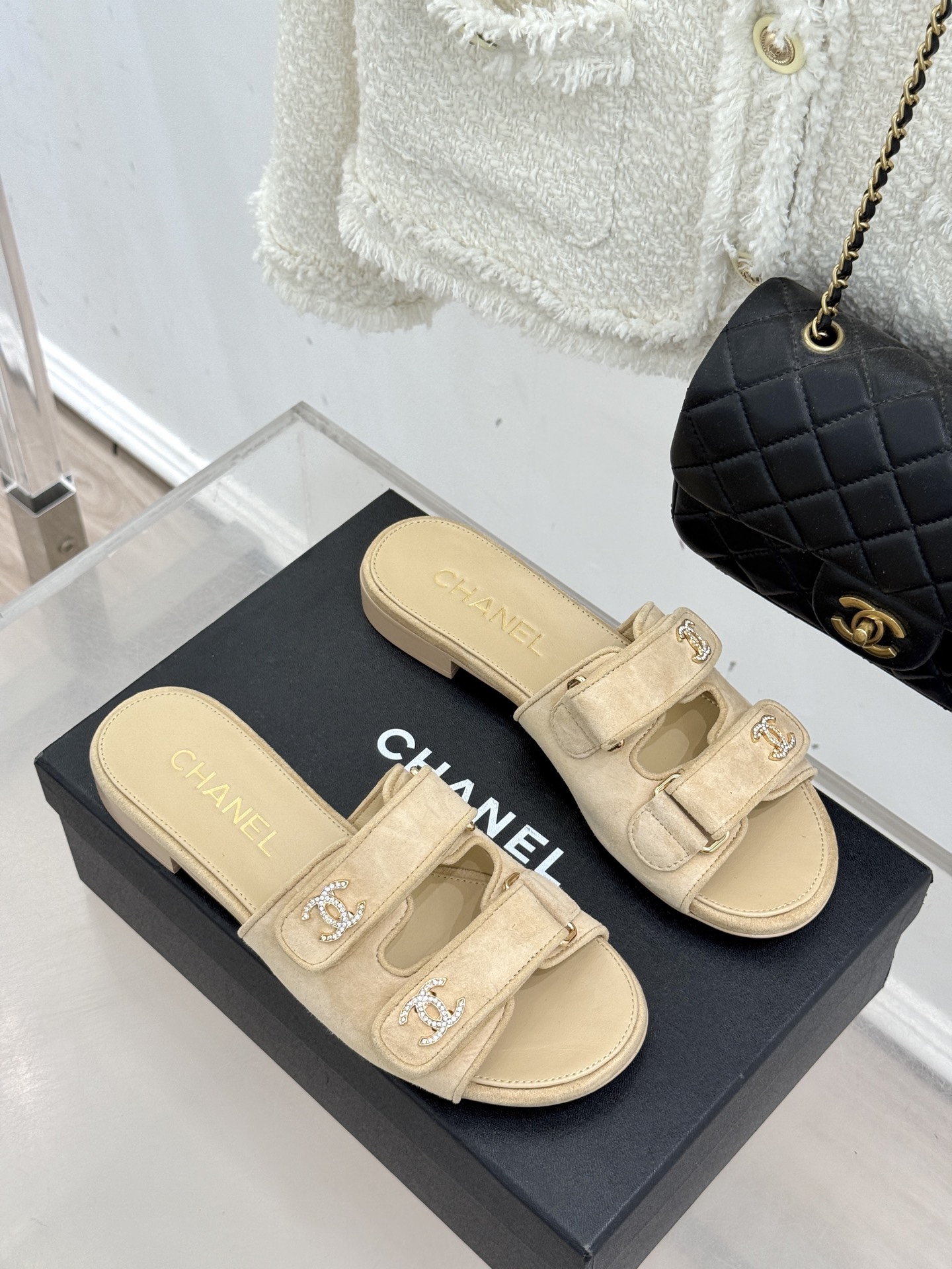 CHANE*｜小香26C双C书包扣魔术贴拖鞋当26C系列将经典基因揉进日常松弛感这双拖鞋便成了法式优雅的