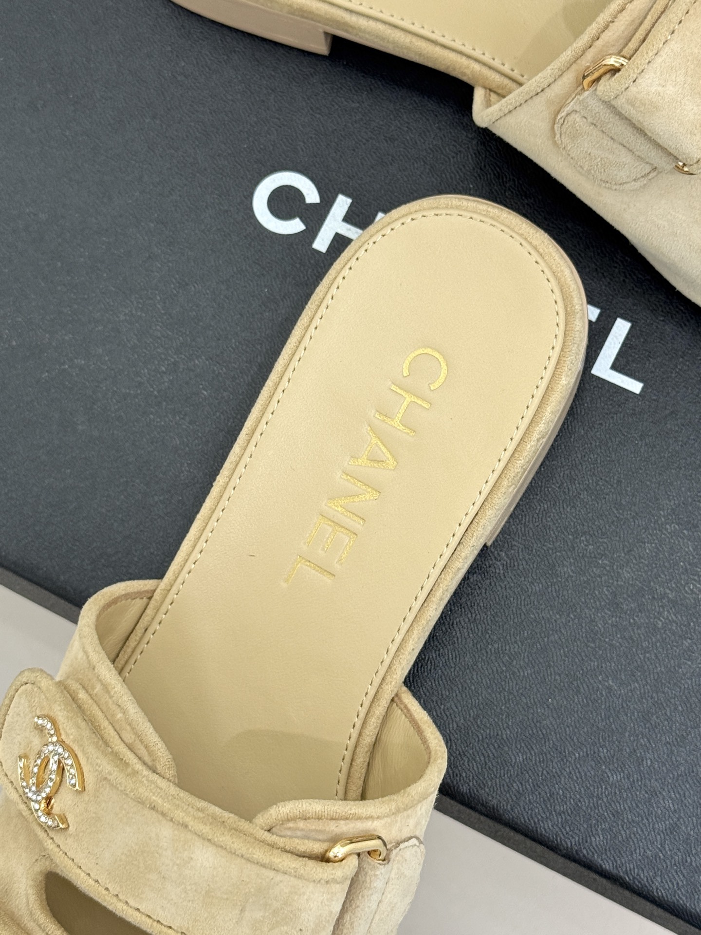 CHANE*｜小香26C双C书包扣魔术贴拖鞋当26C系列将经典基因揉进日常松弛感这双拖鞋便成了法式优雅的