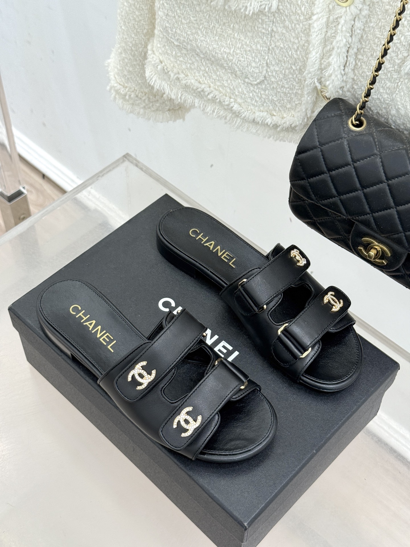 CHANE*｜小香26C双C书包扣魔术贴拖鞋当26C系列将经典基因揉进日常松弛感这双拖鞋便成了法式优雅的