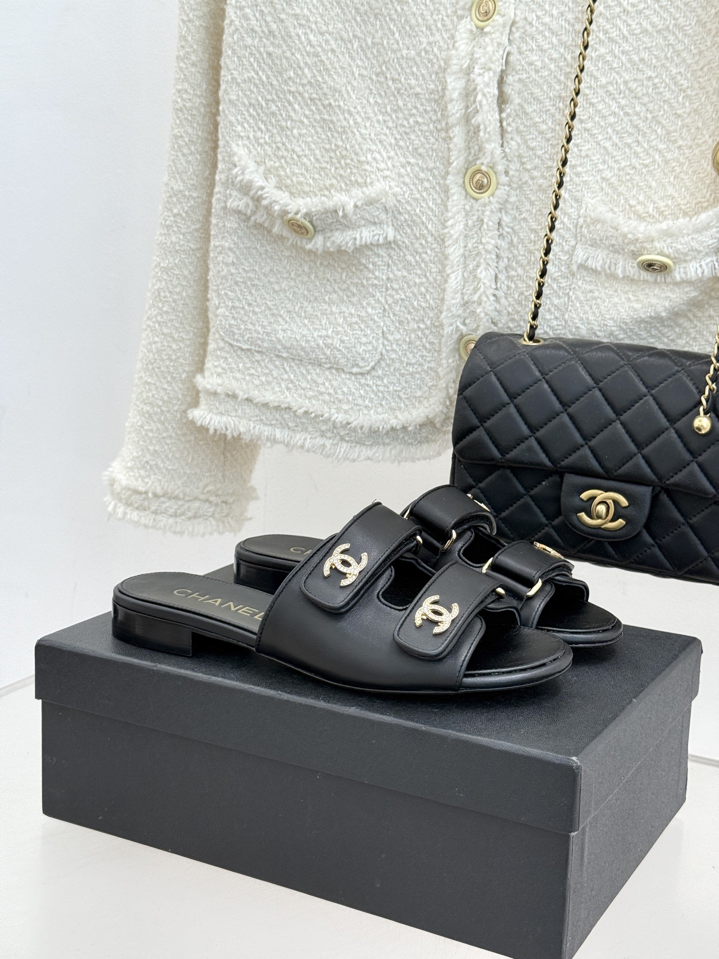 NO:707761,CHANE*｜Xiaoxiang 26C double C schoolbag buckle Velcro slippers When the 26C series blends classic genes into daily relaxation, this pair of slippers has become a new footnote of French elegance. Classics are never rigid, but the heartbeat of replicas. Its soul is hidden in the iconic double C schoolbag buckle. It is a taste code that people who know Xiaoxiang can understand at a glance. The double-strap cut is more neat and modifies the foot shape. Velcro design  It is convenient and casual to stick and tear off. The elasticity can be adjusted freely according to the thickness of the instep. It collides with the modern simple double-strap shoe shape, blending retro feelings and contemporary aesthetics. It has the calm heritage of old money style without losing the modern accent of the younger generation. There is no hidden delicacy in raising your hands. It is a style partner that accompanies you through life scenes, and it is a statement of confidence that makes every step shine easily. The fabric is made of original customized lambskin, and the lining of the toes is made of silk sheepskin.  Italian imported genuine leather outsole size 35-39 (customized 40/41), slippers, chanel, slippers, sheepskin, Leather soles19860909CHANE*｜小香26C双C书包扣魔术贴拖鞋 当26C系列将经典基因揉进日常松弛感 这双拖鞋便成了法式优雅的新注脚 经典从不是墨守成规 而是复刻的心动. 它的灵魂 藏在那枚标志性双C书包扣中 是懂小香的人一眼便能读懂的品味暗号. 双带剪裁更显利落修饰脚型 魔术贴设计 一粘一撕间便捷又随性 可根据脚背厚度自由调节松紧 与现代简约双带鞋型碰撞 让复古情怀与当代审美相融 既有老钱风的沉静底蕴 又不失年轻世代的摩登腔调 抬手间皆是藏不住的精致. 是陪伴你穿梭生活场景的风格伙伴 更是让每一步都轻松闪耀的自信宣言. 面料采用原版定制小羊皮 内里踮脚均为丝绸羊皮 意大利进口真皮大底 size35-39（40/41定制）,拖鞋,chanel,slippers,sheepskin,Leather soles,Women's Shoes