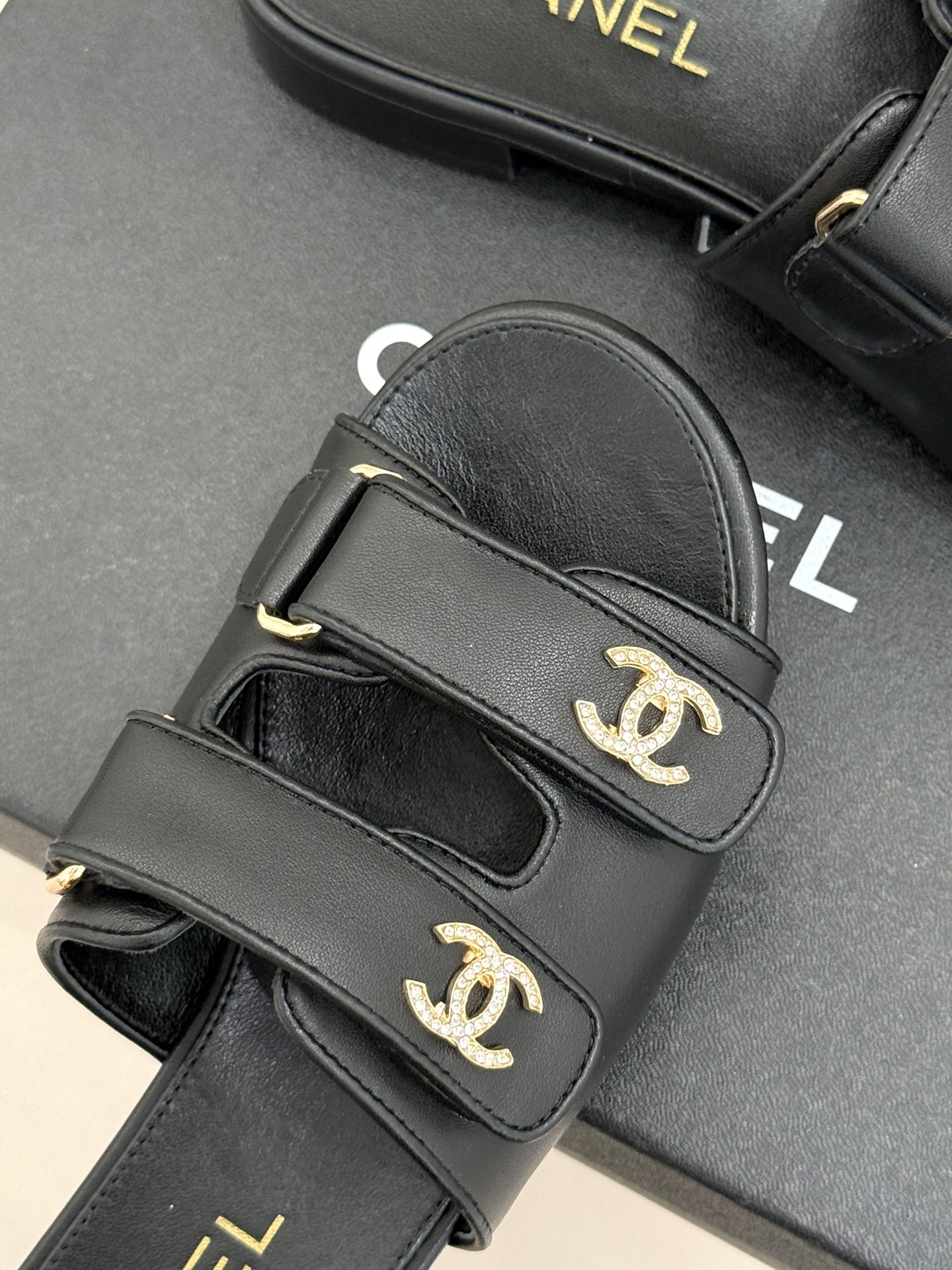 CHANE*｜小香26C双C书包扣魔术贴拖鞋当26C系列将经典基因揉进日常松弛感这双拖鞋便成了法式优雅的