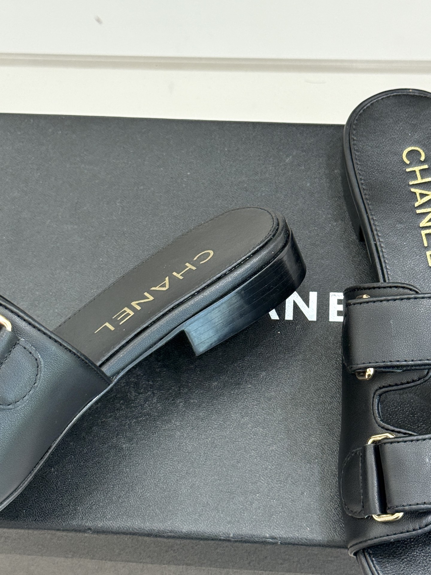 CHANE*｜小香26C双C书包扣魔术贴拖鞋当26C系列将经典基因揉进日常松弛感这双拖鞋便成了法式优雅的