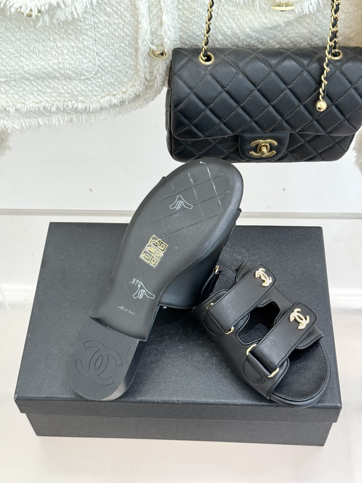 CHANE*｜小香26C双C书包扣魔术贴拖鞋当26C系列将经典基因揉进日常松弛感这双拖鞋便成了法式优雅的