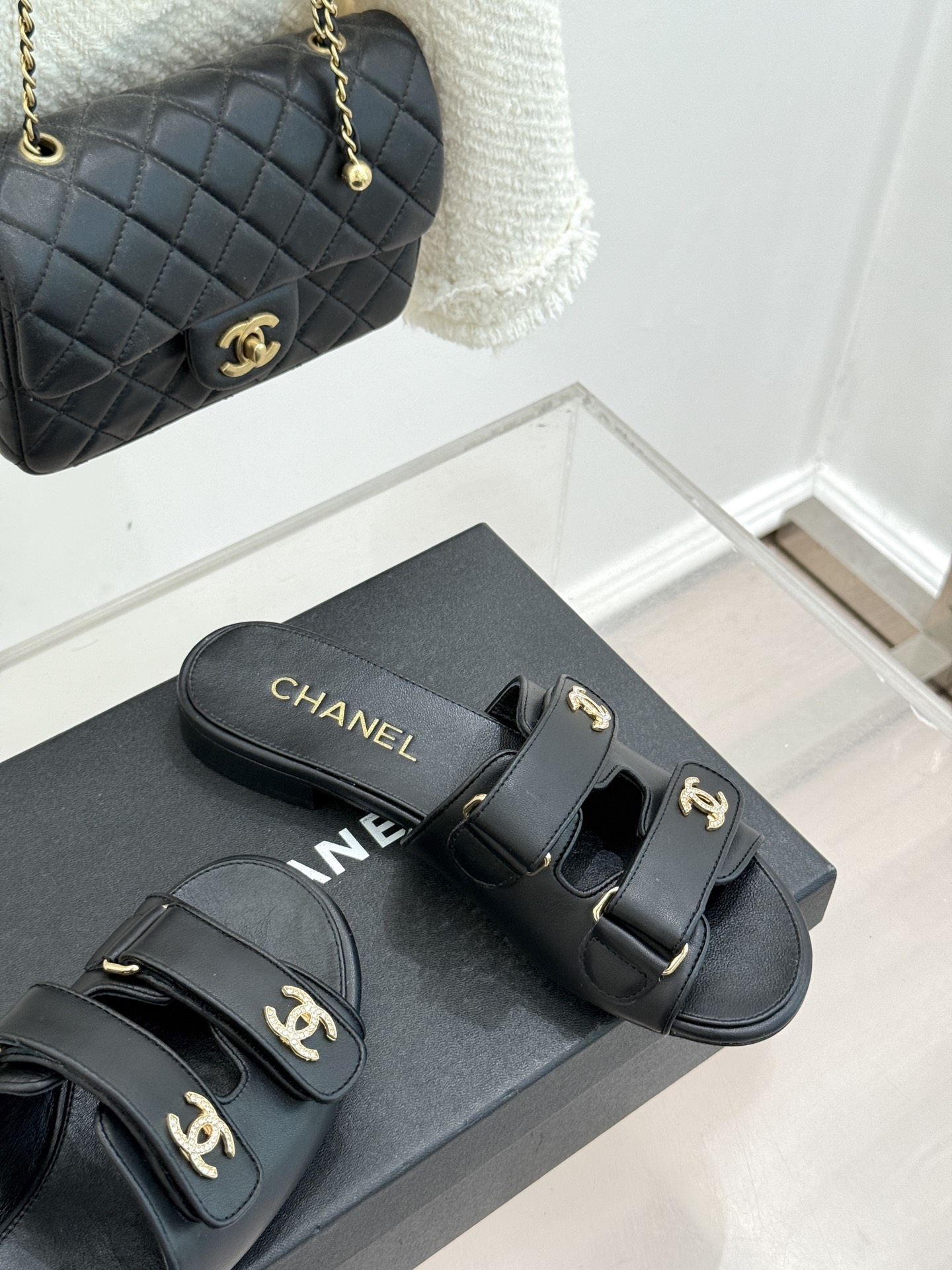 CHANE*｜小香26C双C书包扣魔术贴拖鞋当26C系列将经典基因揉进日常松弛感这双拖鞋便成了法式优雅的