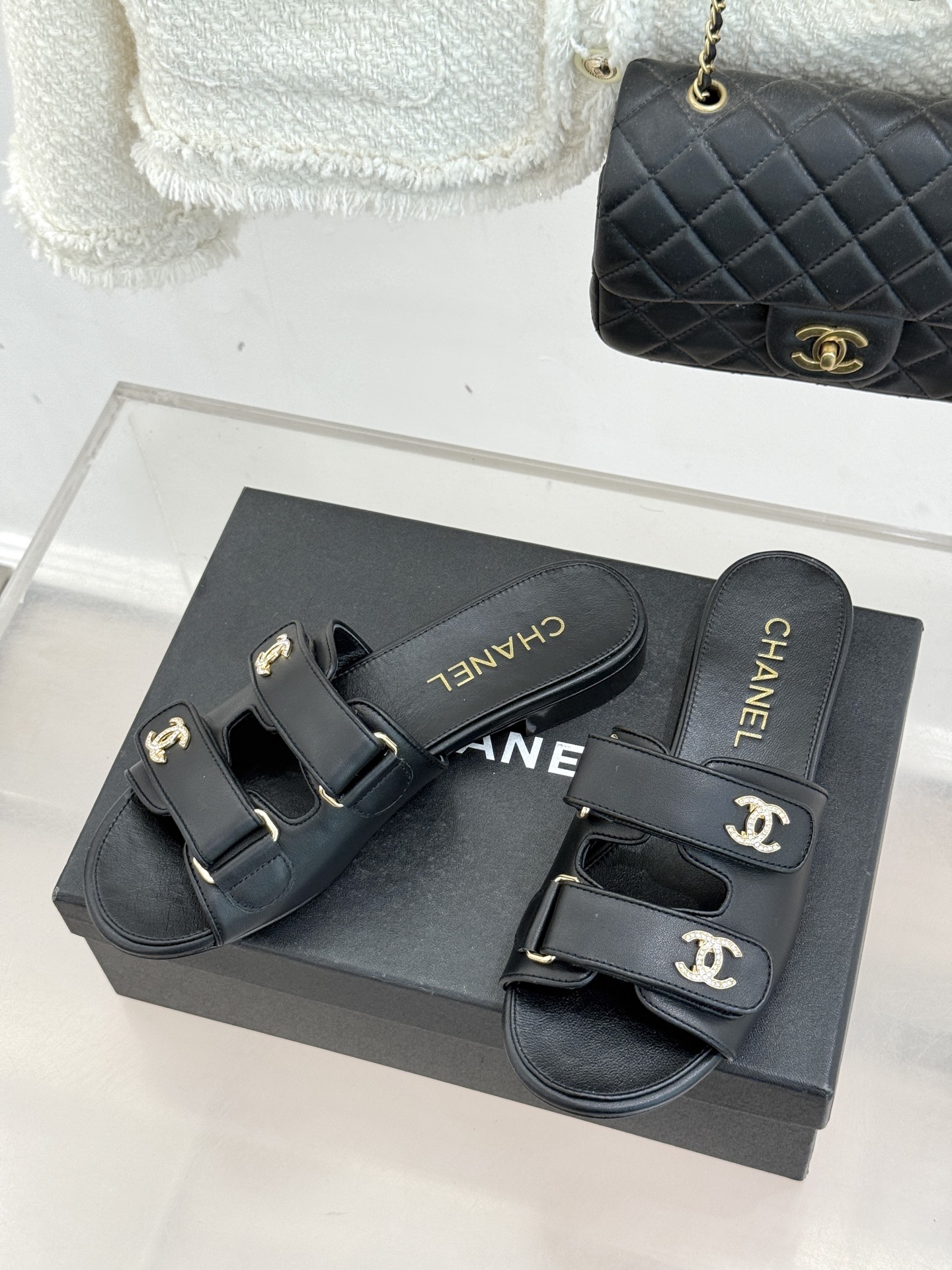 CHANE*｜小香26C双C书包扣魔术贴拖鞋当26C系列将经典基因揉进日常松弛感这双拖鞋便成了法式优雅的