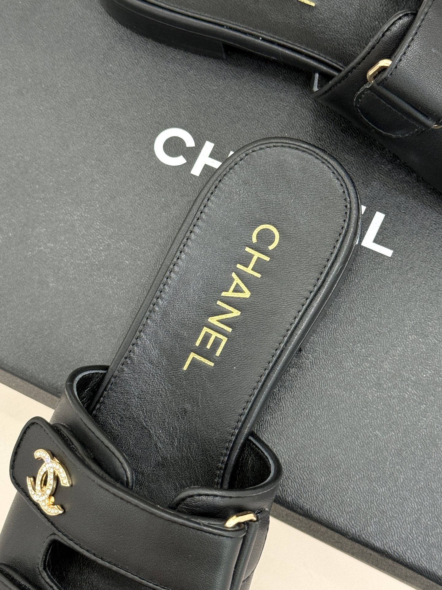 CHANE*｜小香26C双C书包扣魔术贴拖鞋当26C系列将经典基因揉进日常松弛感这双拖鞋便成了法式优雅的