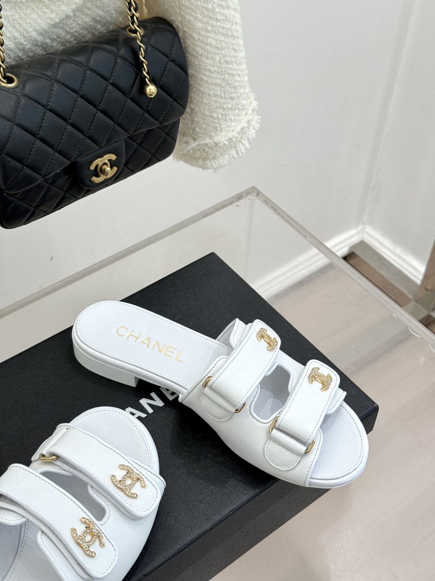 CHANE*｜小香26C双C书包扣魔术贴拖鞋当26C系列将经典基因揉进日常松弛感这双拖鞋便成了法式优雅的