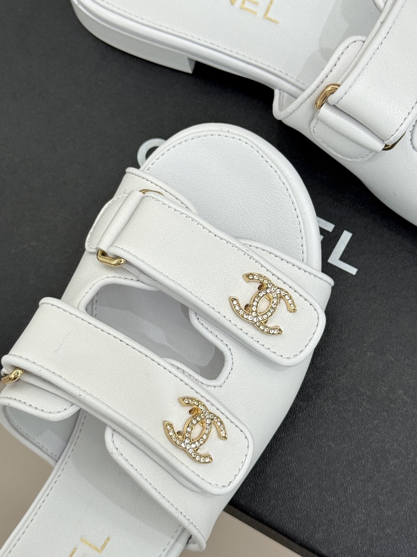 CHANE*｜小香26C双C书包扣魔术贴拖鞋当26C系列将经典基因揉进日常松弛感这双拖鞋便成了法式优雅的