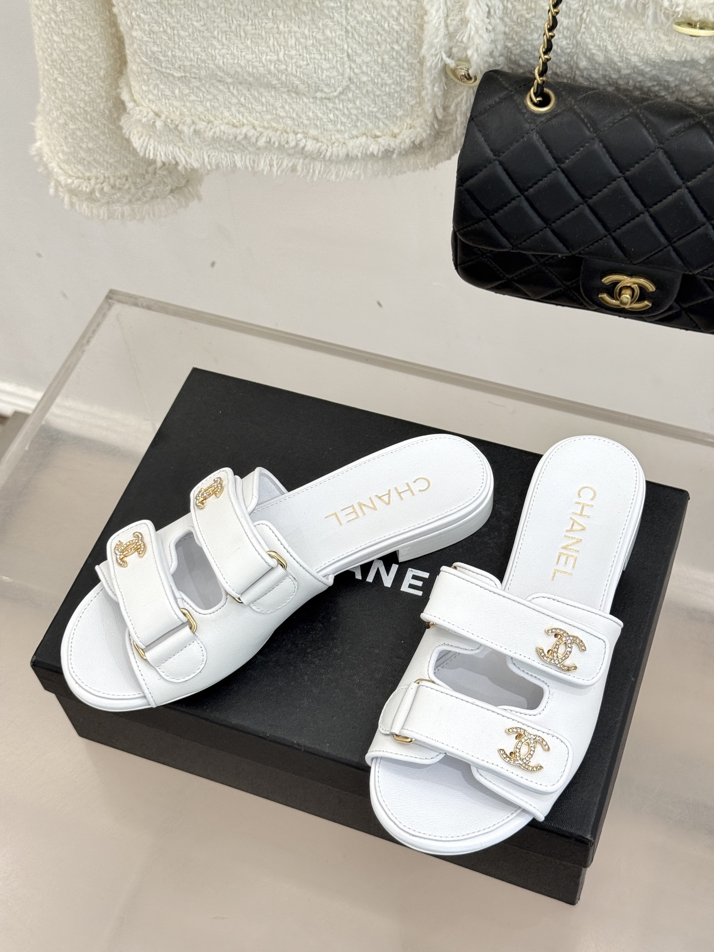 CHANE*｜小香26C双C书包扣魔术贴拖鞋当26C系列将经典基因揉进日常松弛感这双拖鞋便成了法式优雅的