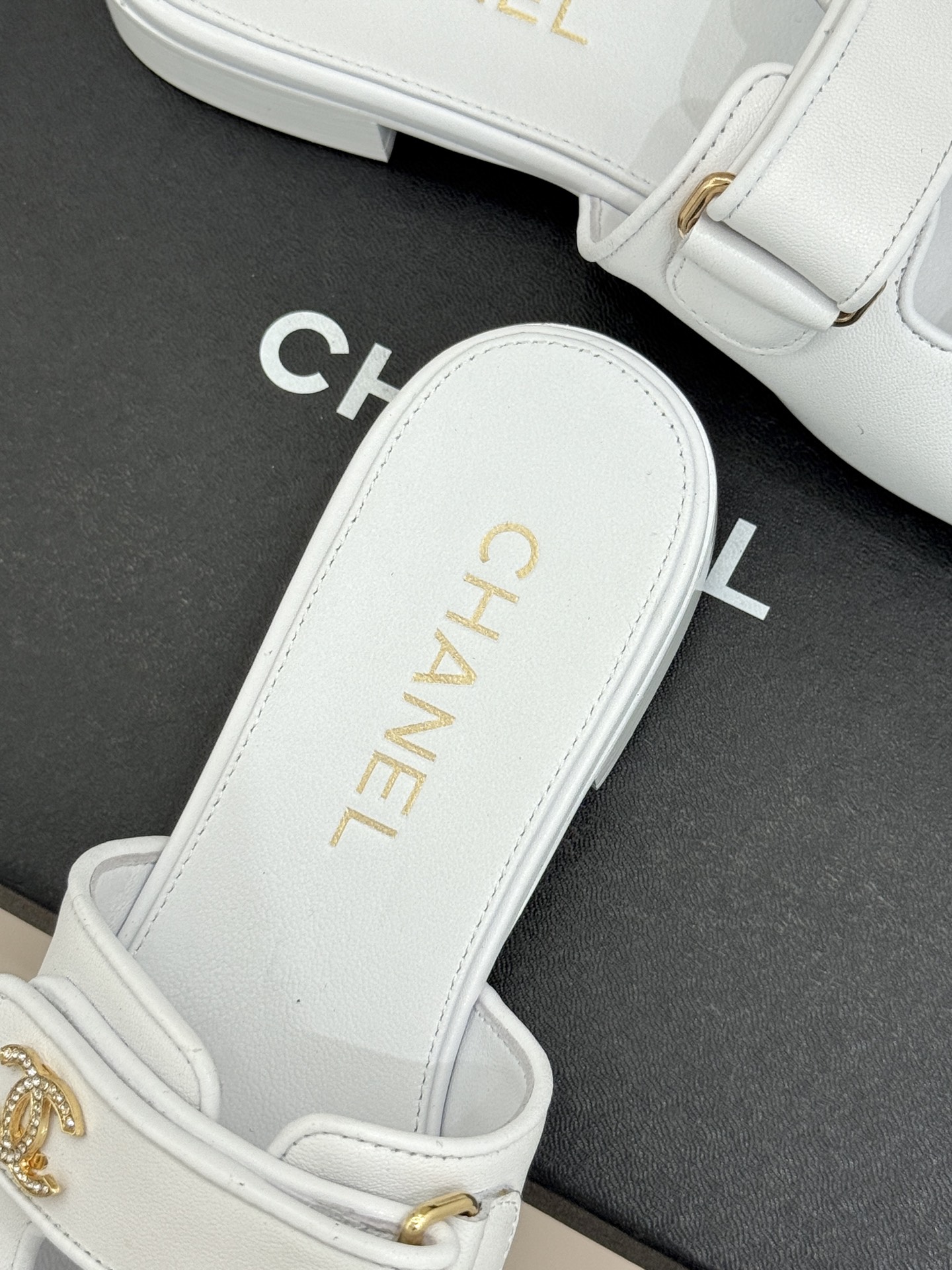 CHANE*｜小香26C双C书包扣魔术贴拖鞋当26C系列将经典基因揉进日常松弛感这双拖鞋便成了法式优雅的