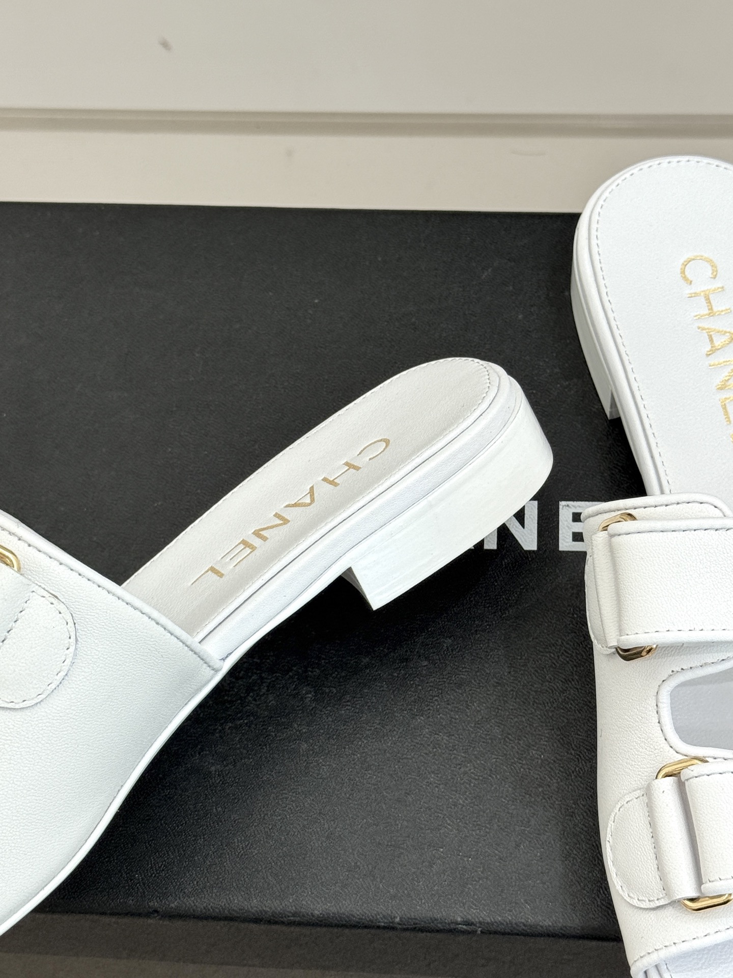 CHANE*｜小香26C双C书包扣魔术贴拖鞋当26C系列将经典基因揉进日常松弛感这双拖鞋便成了法式优雅的