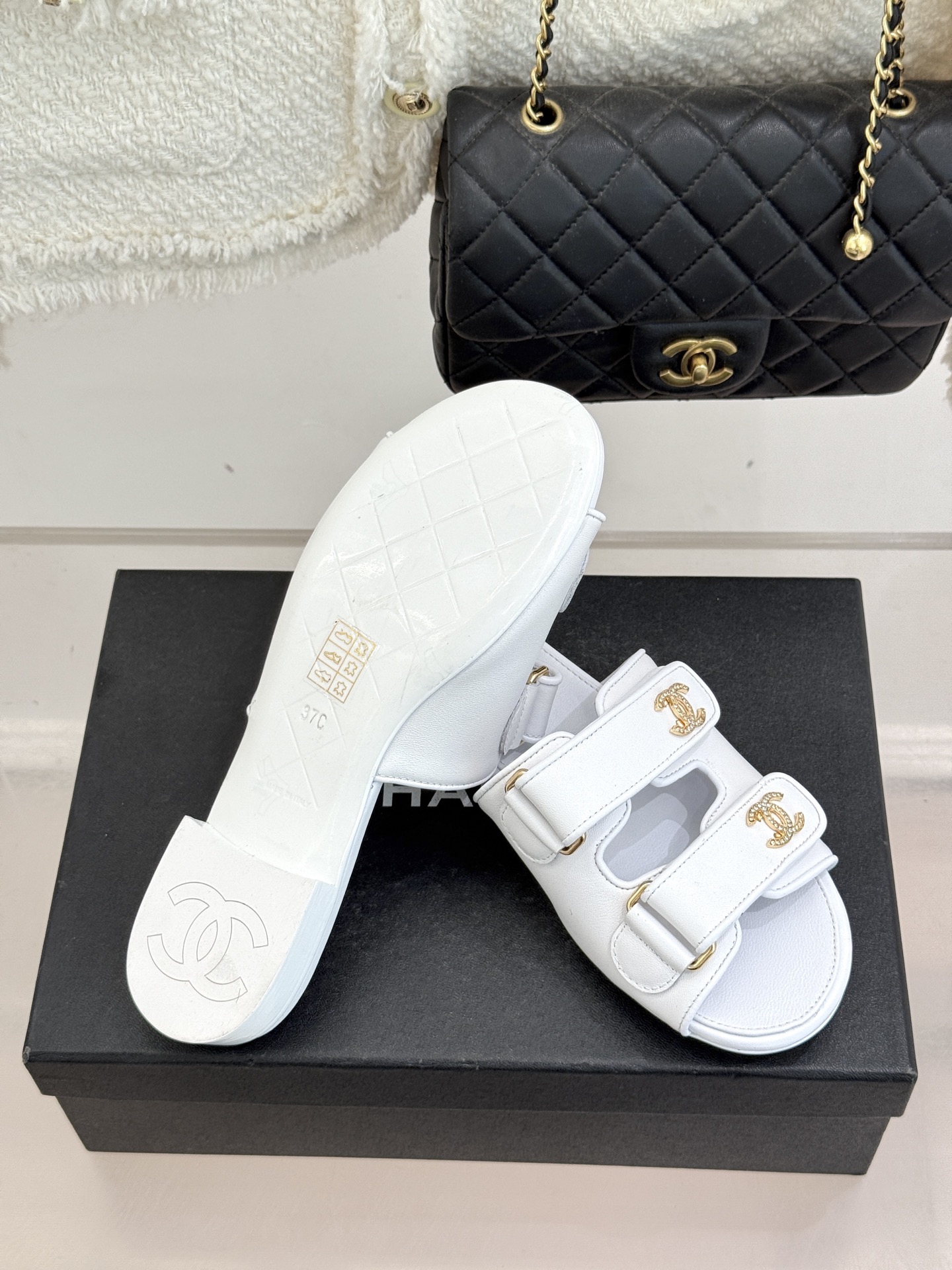 CHANE*｜小香26C双C书包扣魔术贴拖鞋当26C系列将经典基因揉进日常松弛感这双拖鞋便成了法式优雅的