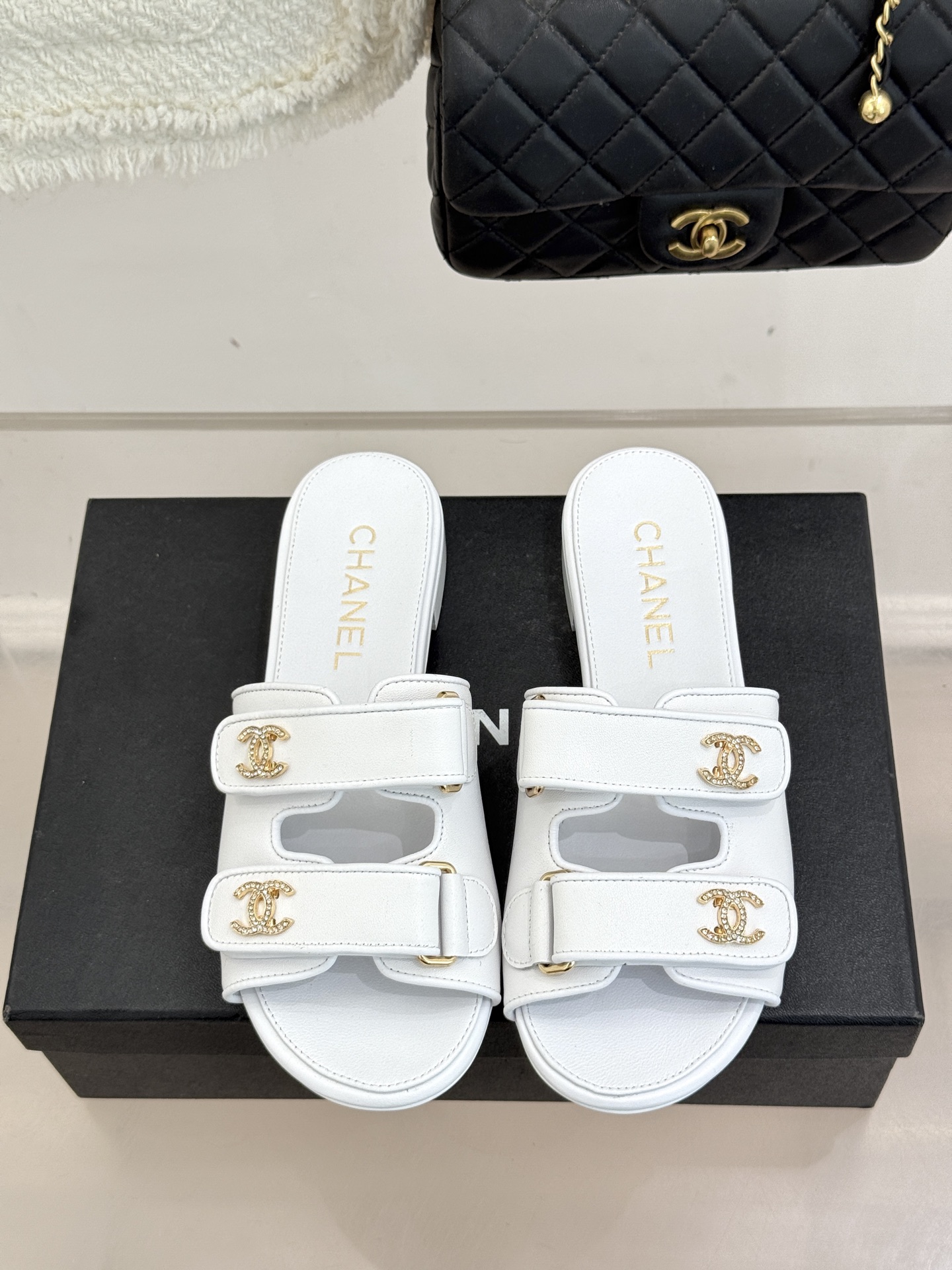 CHANE*｜小香26C双C书包扣魔术贴拖鞋当26C系列将经典基因揉进日常松弛感这双拖鞋便成了法式优雅的