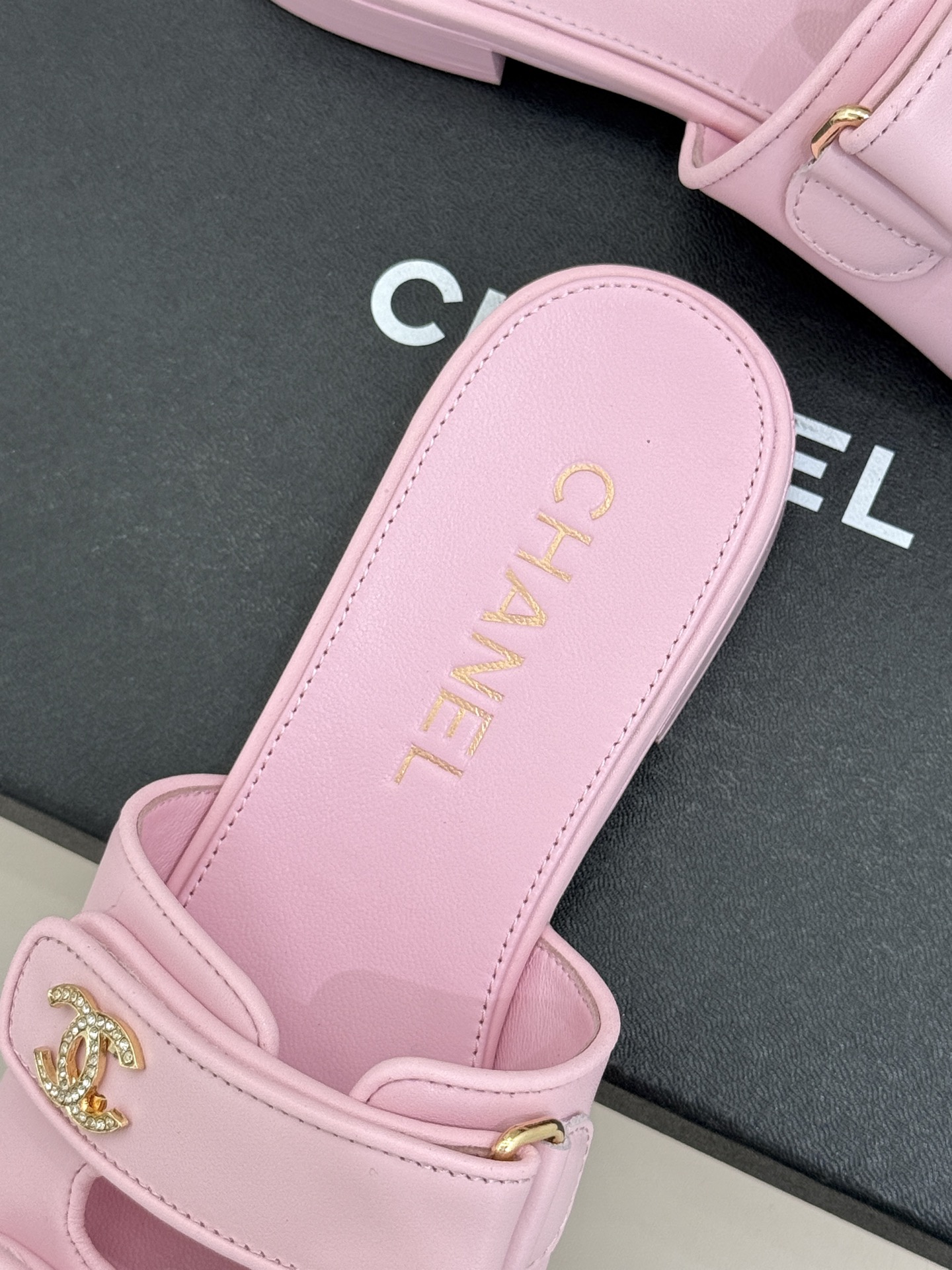 CHANE*｜小香26C双C书包扣魔术贴拖鞋当26C系列将经典基因揉进日常松弛感这双拖鞋便成了法式优雅的