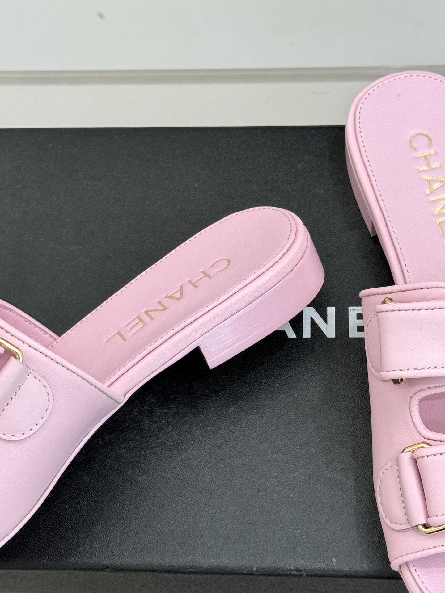 CHANE*｜小香26C双C书包扣魔术贴拖鞋当26C系列将经典基因揉进日常松弛感这双拖鞋便成了法式优雅的